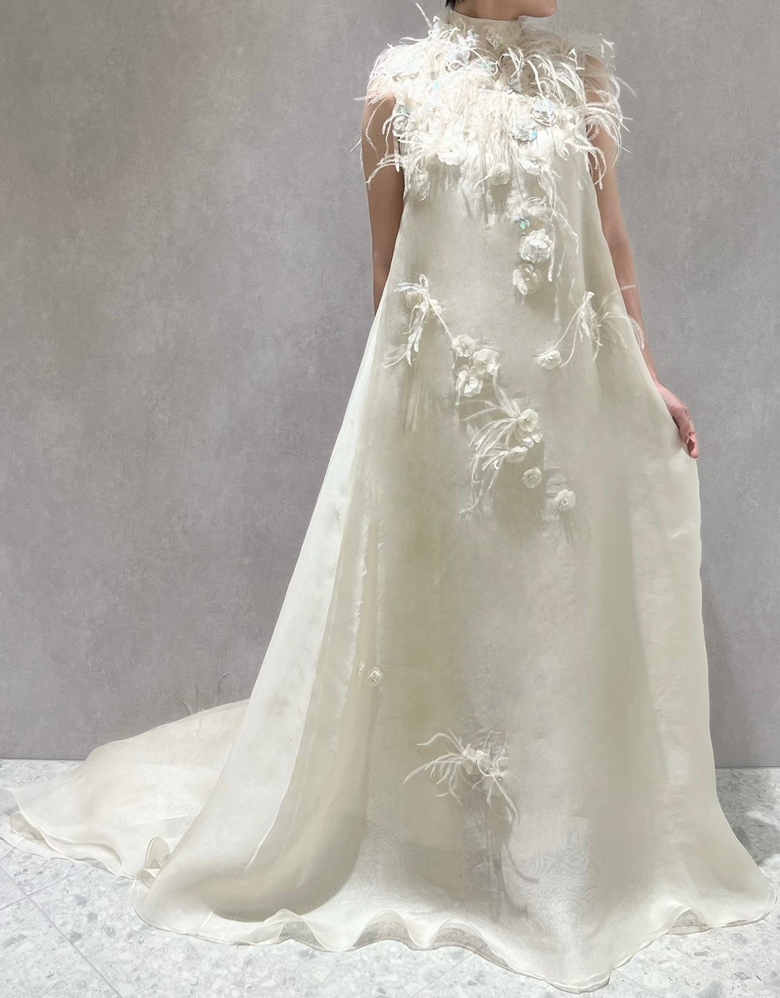 THETREATDRESSINGがお届けするフェザーが印象的なお色直しにおすすめしたいお洒落なAラインのザセカンドスキンコのウェディングドレス