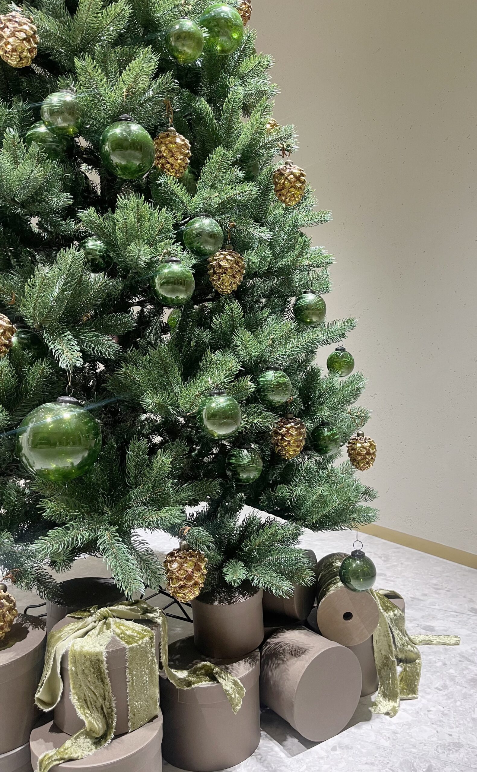 埼玉で人気の結婚式場ザマークグランドホテルの専属ドレスショップザトリートドレッシングの店頭に飾られたホリデー感あふれる華やかなクリスマスツリー