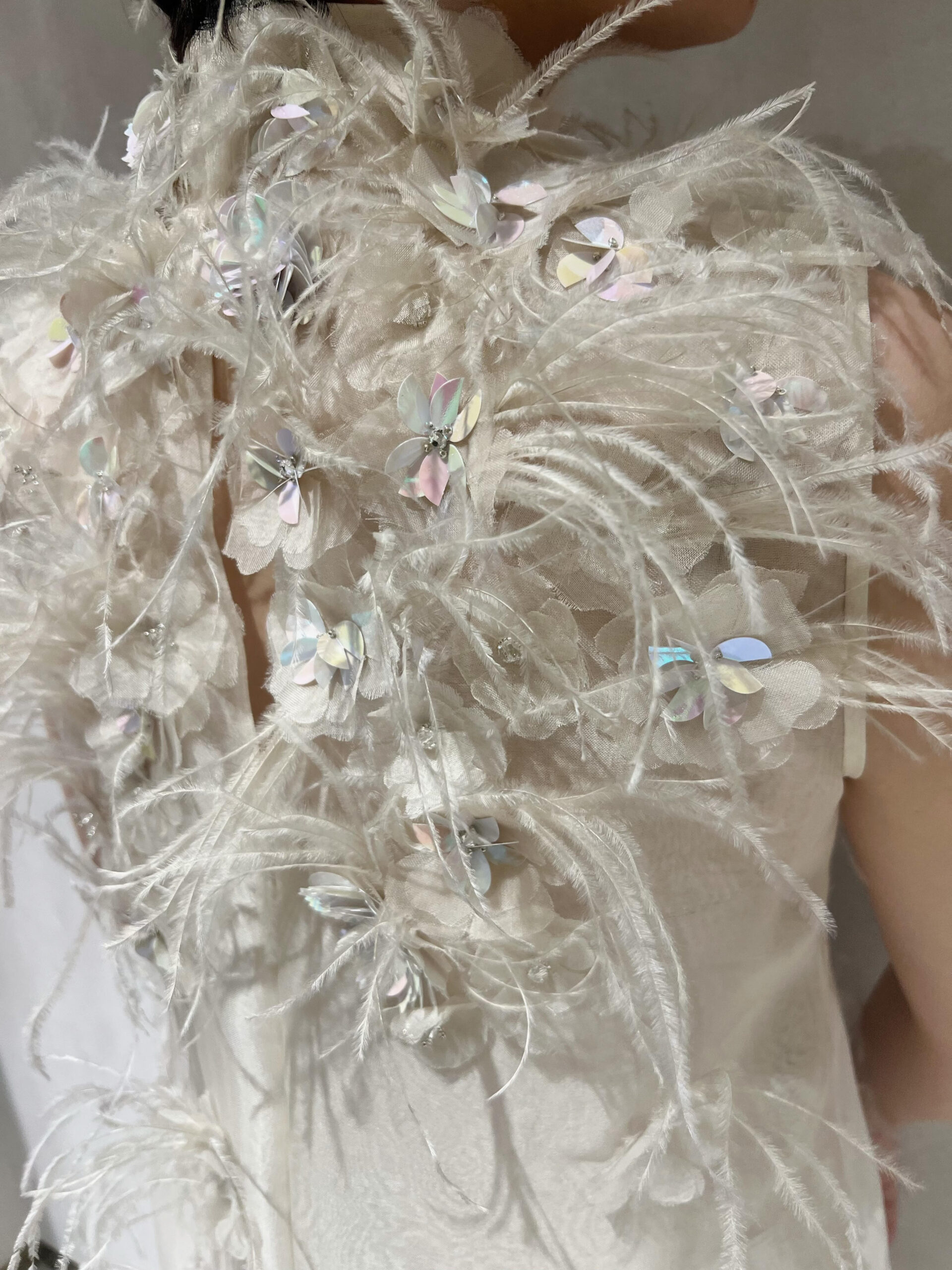 埼玉花嫁におすすめのバックスタイルにもフェザーがあしらわれた華やかなザ セカンド スキン コのウェディングドレス