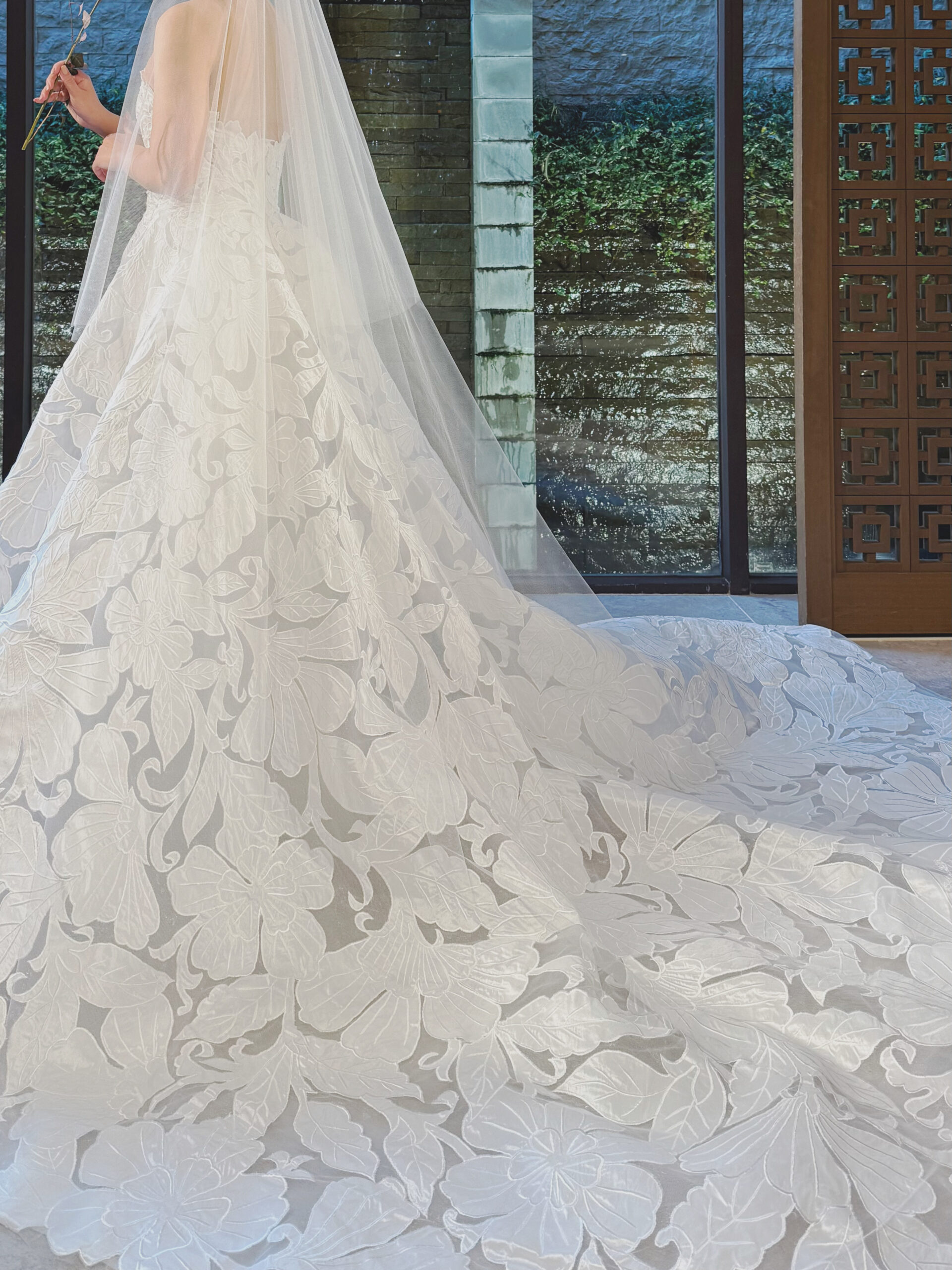 THE TREAT DRESSING FUKUOKAの新作ウェディングドレスは、透明感もありながら女性の真の強さを感じさせるバックスタイルでウィズ ザ スタイルにぴったりの一着です。