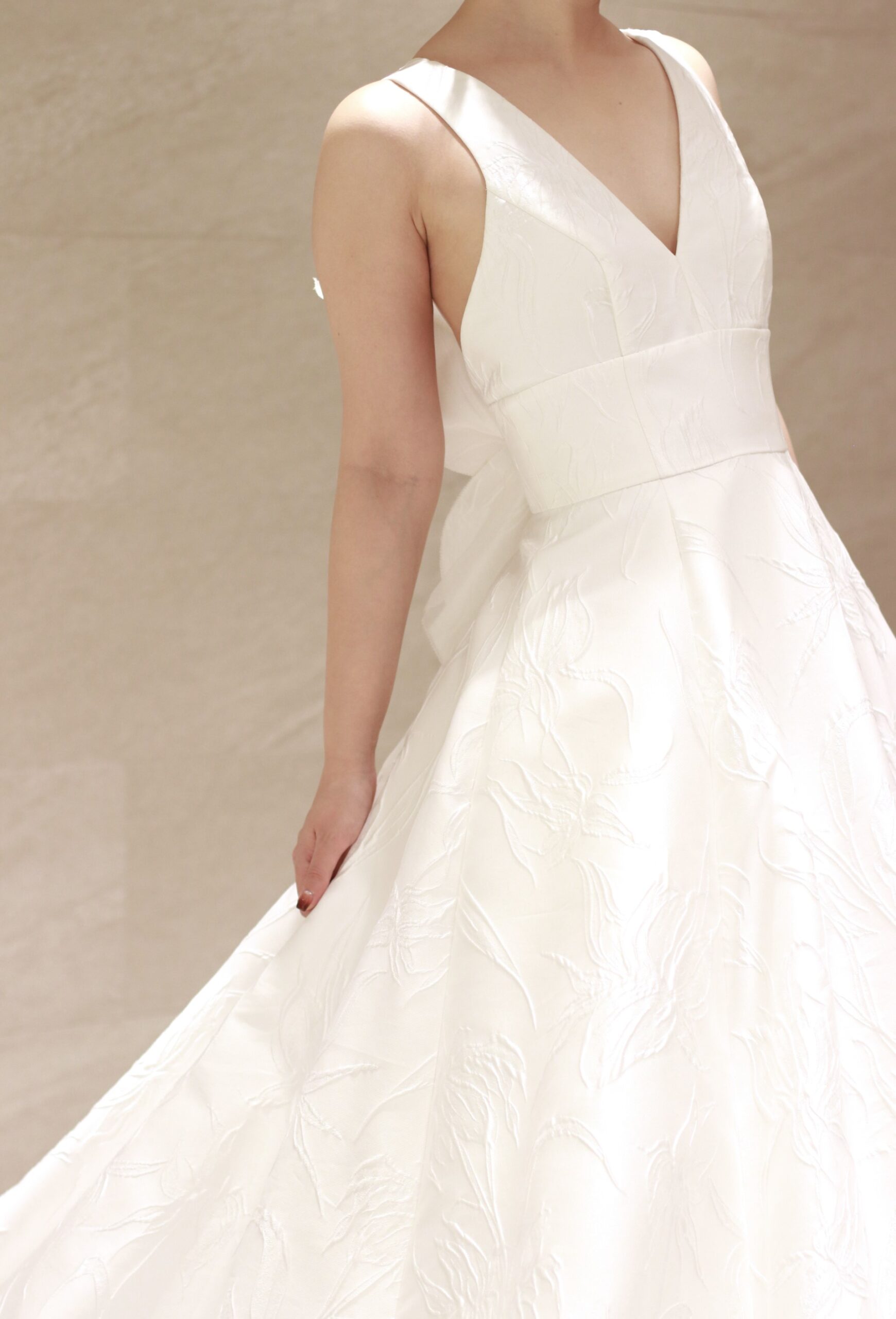 アディション店からご紹介するアムサーラのウェディングドレスは、ウエストマークがしっかり入ることで女性らしいシルエットを引き立てるとともに、エレガントなAラインのシルエットで女性らしさを叶えます。