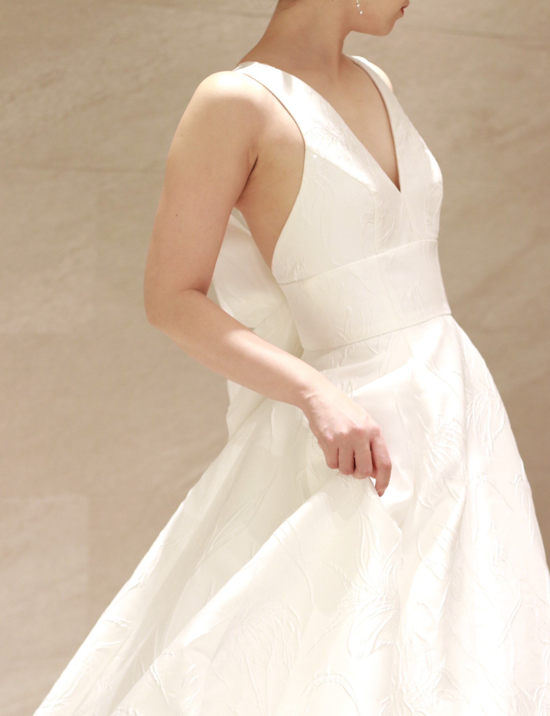 アムサーラの新作ウェディングドレスがユリがデザインされたジャガード生地により上品さと可憐さを叶えるデザインです。