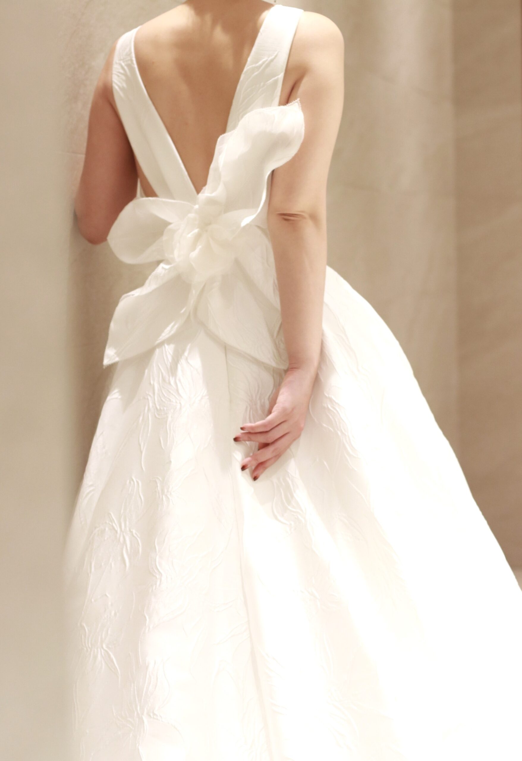 ザトリートドレッシングアディション店よりご紹介するアムサーラの新作ウェディングドレスは、ジャガード生地とオーガンジーを重ねユリをかたどったバックスタイルは花嫁の余韻を美しく演出し、フロントデザインとのギャップを叶えるデザインです。