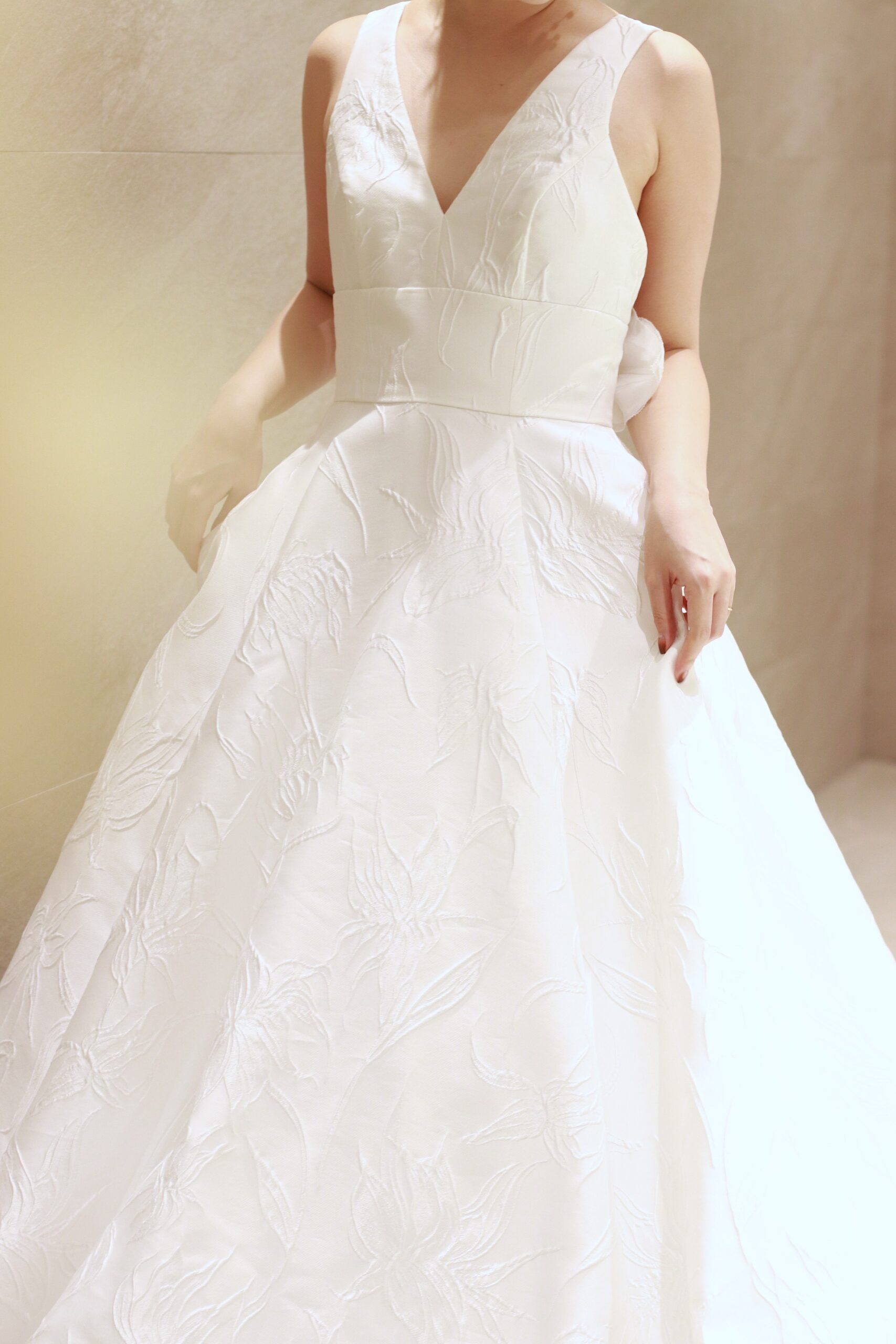 Aラインのシルエットが美しいアムサーラの新作ウェディングドレスをザトリートドレッシングアディション店よりご紹介いたします