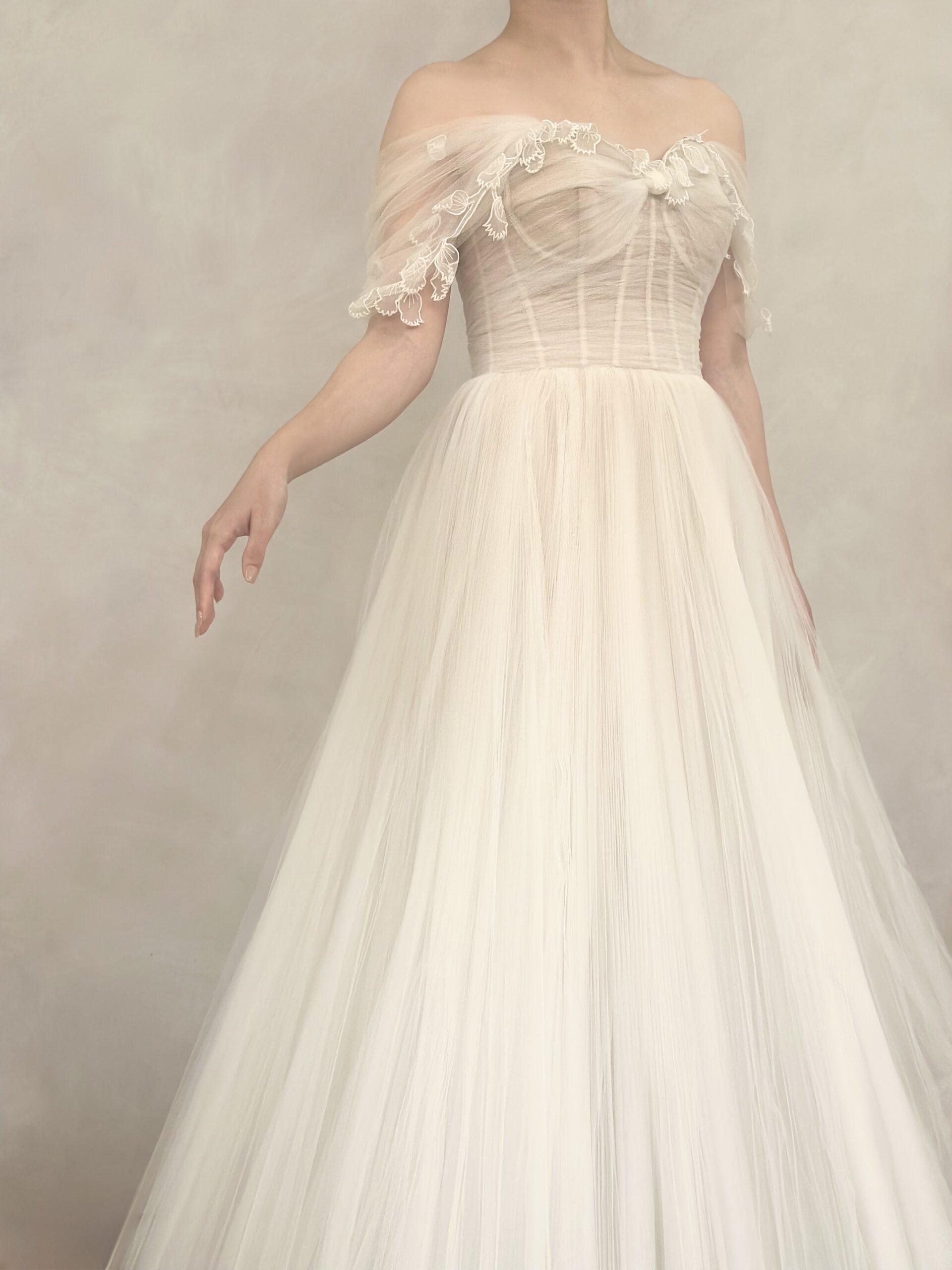 オスカーデラレンタの透明度が高いチュールたっぷりのAラインのウェディングドレス