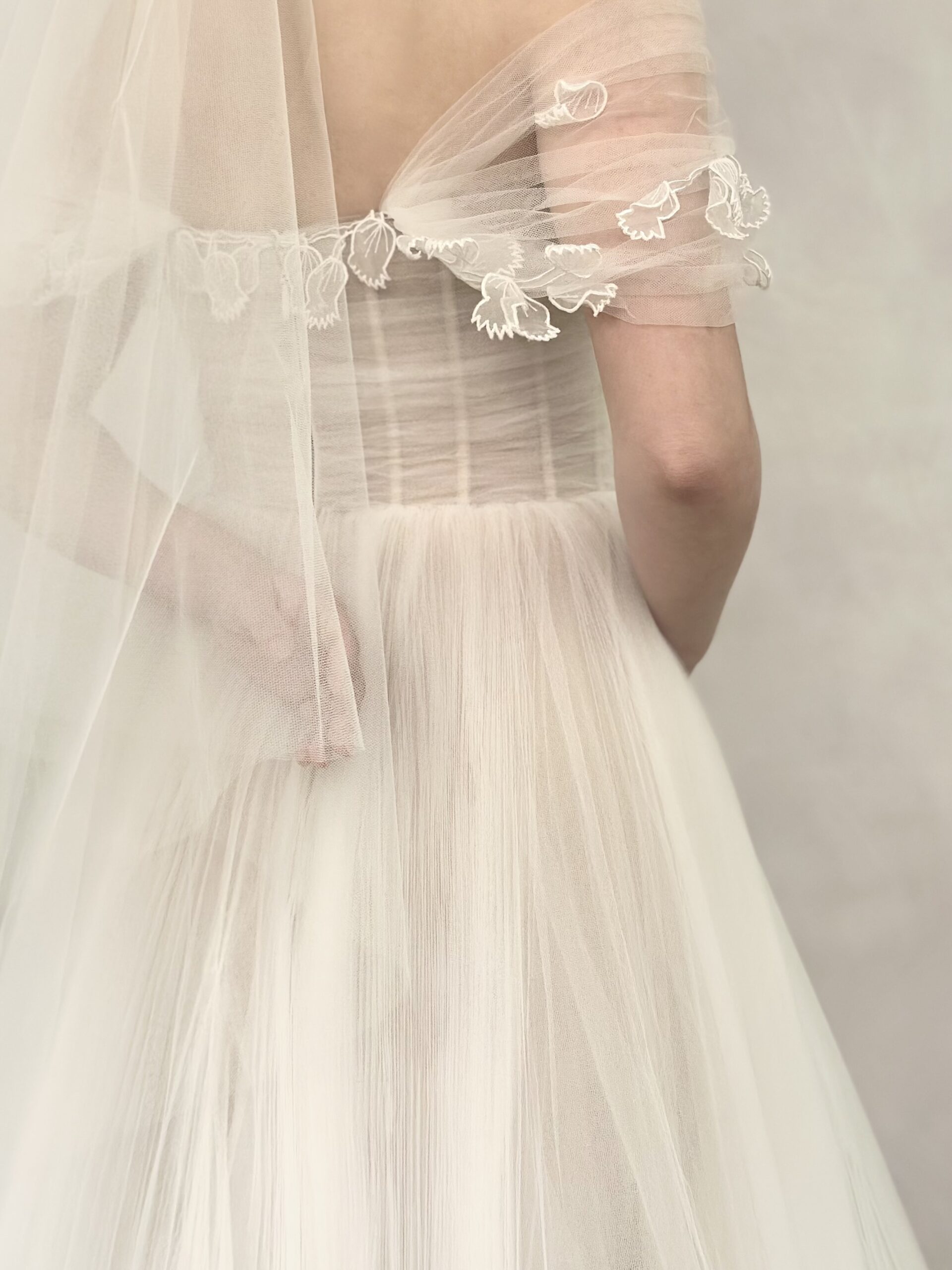 ブラッシュカラーが上品で肌なじみが良く、お肌の透明感をより高めるウェディングドレスです