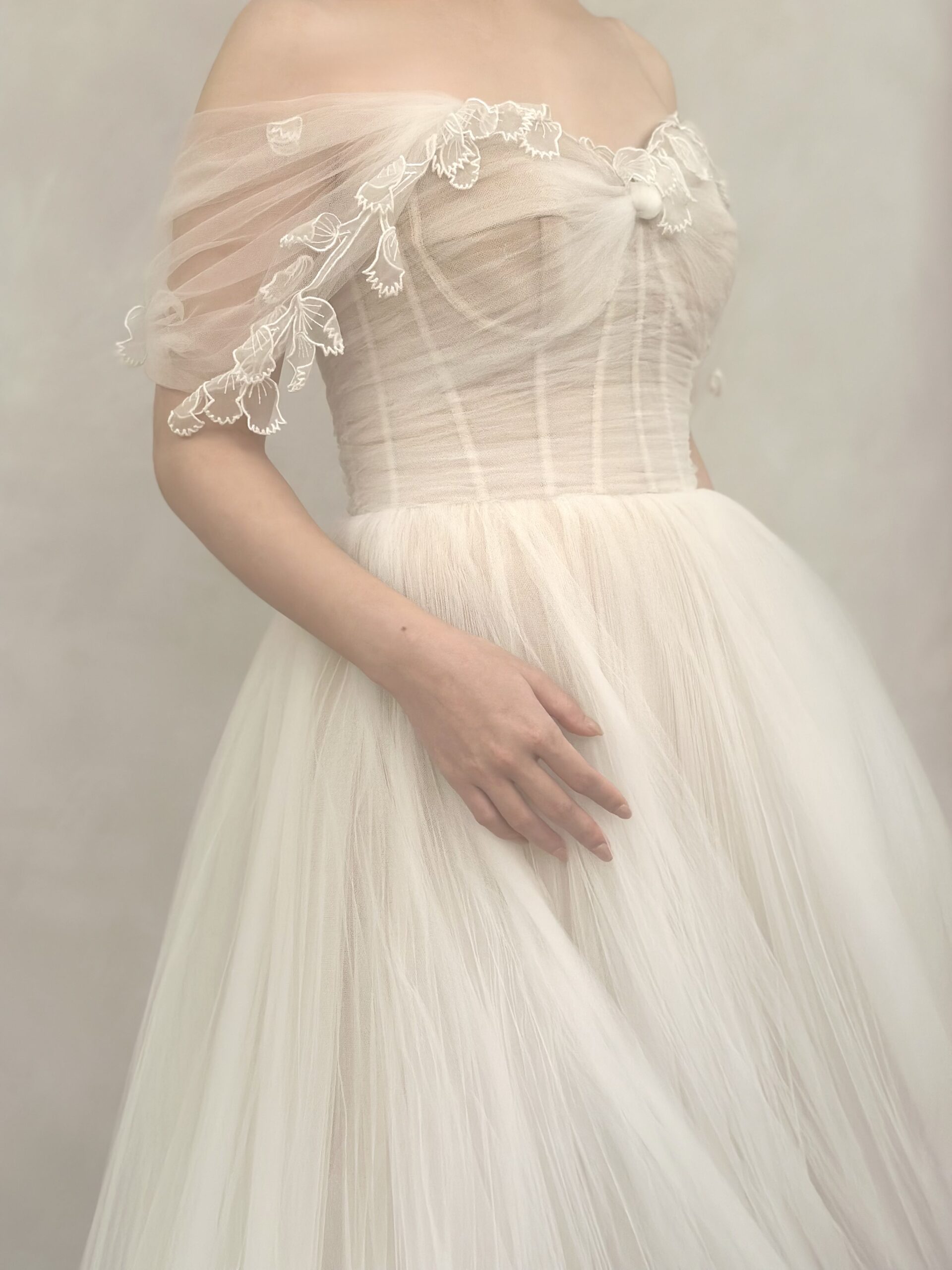 動くたびに空気をたっぷり含む可憐なウェディングドレス、ウエストからのプリーツが繊細なAライン