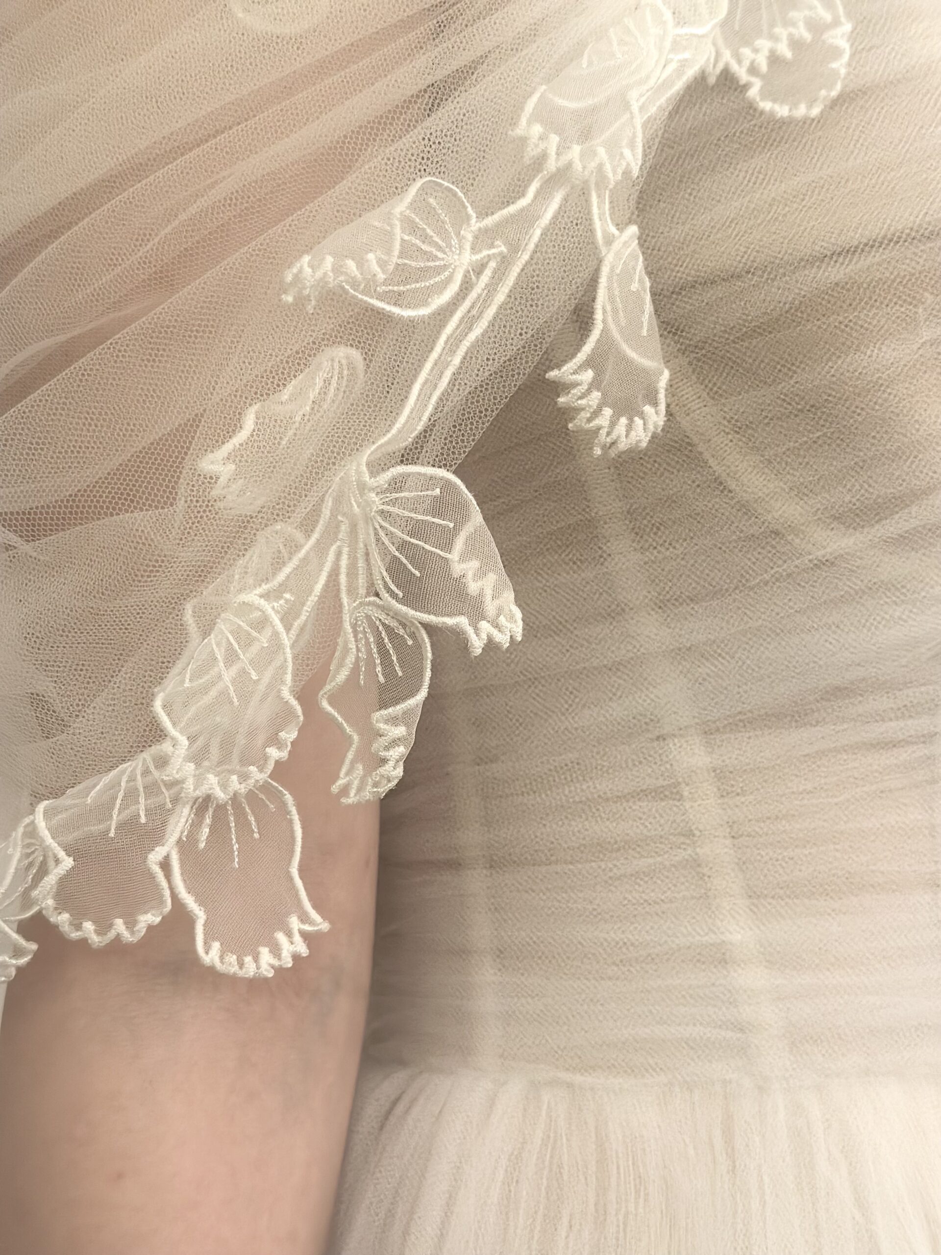 愛らしいすずらんの刺繍が上品で優雅さを感じます