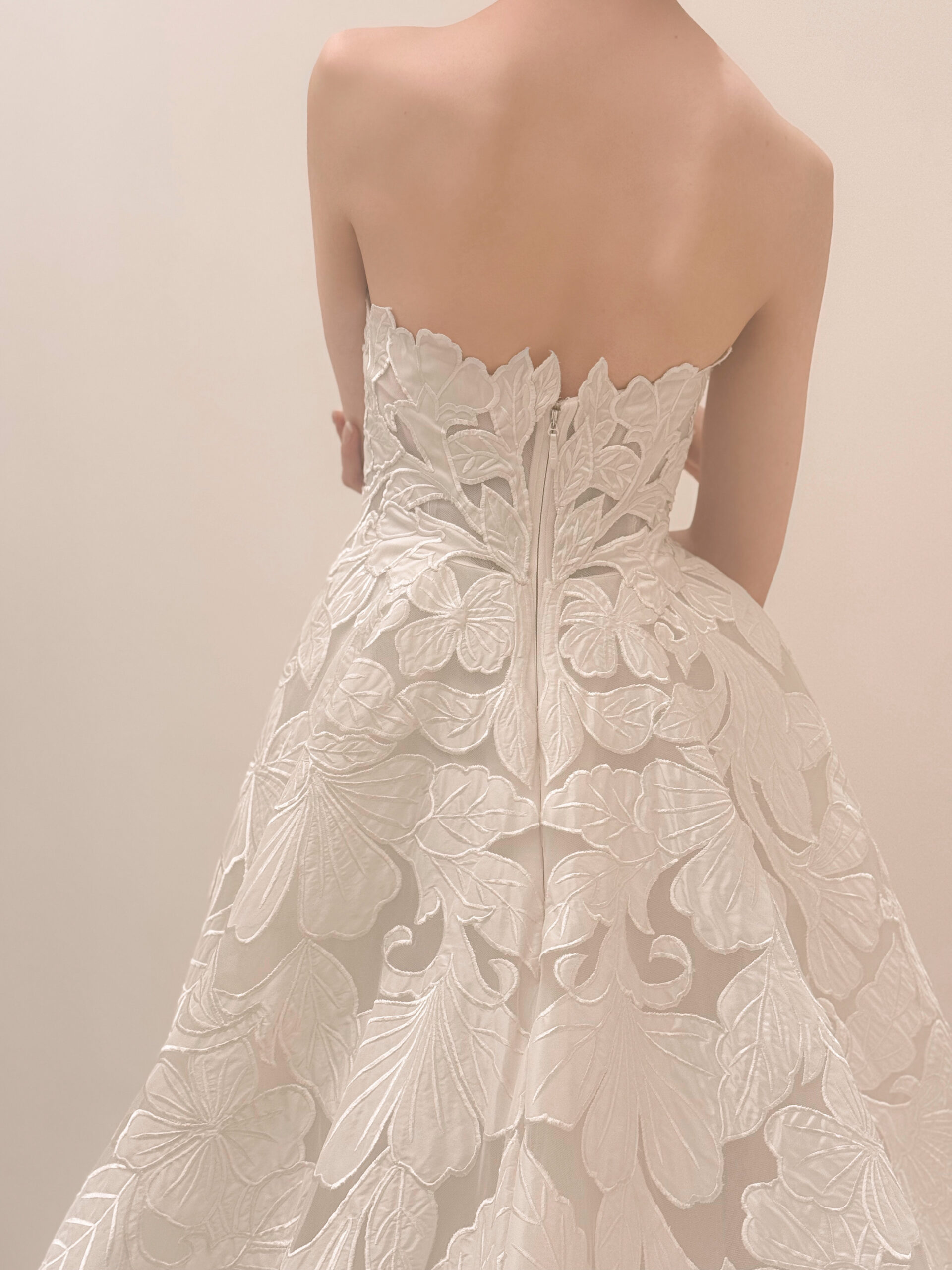 THE TREAT DRESSING(ザ トリート ドレッシング)神戸店より、関西神戸エリアの花嫁におすすめなENAURA(エナウラ)の総レースAラインのエレガントなウェディングドレス