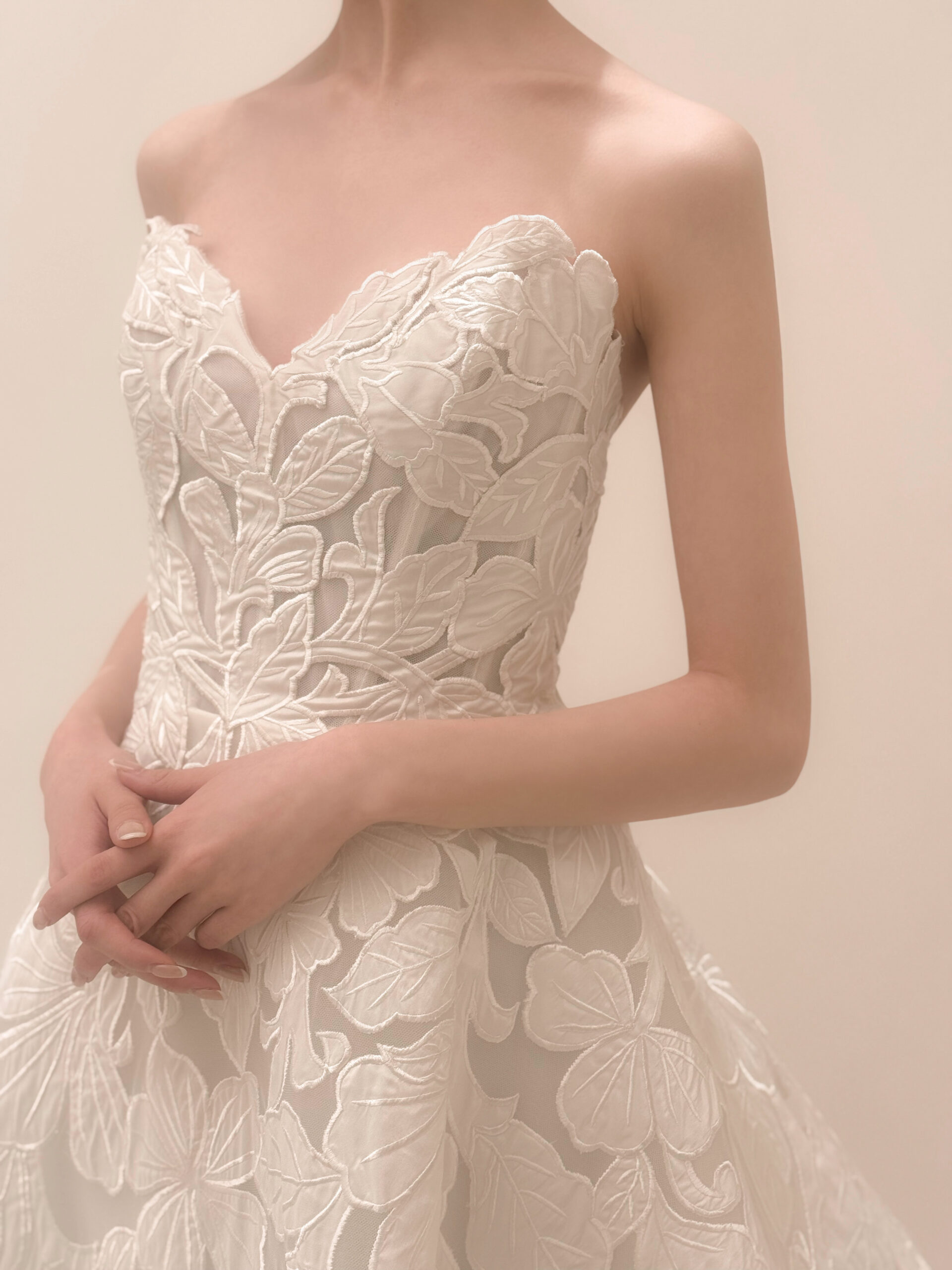 インポートのウェディングドレスを取り扱う関西のドレスショップ、ザ トリート ドレッシング 神戸店よりホテルウェディングにおすすめな上質感漂うハートカップのウェディングのご紹介