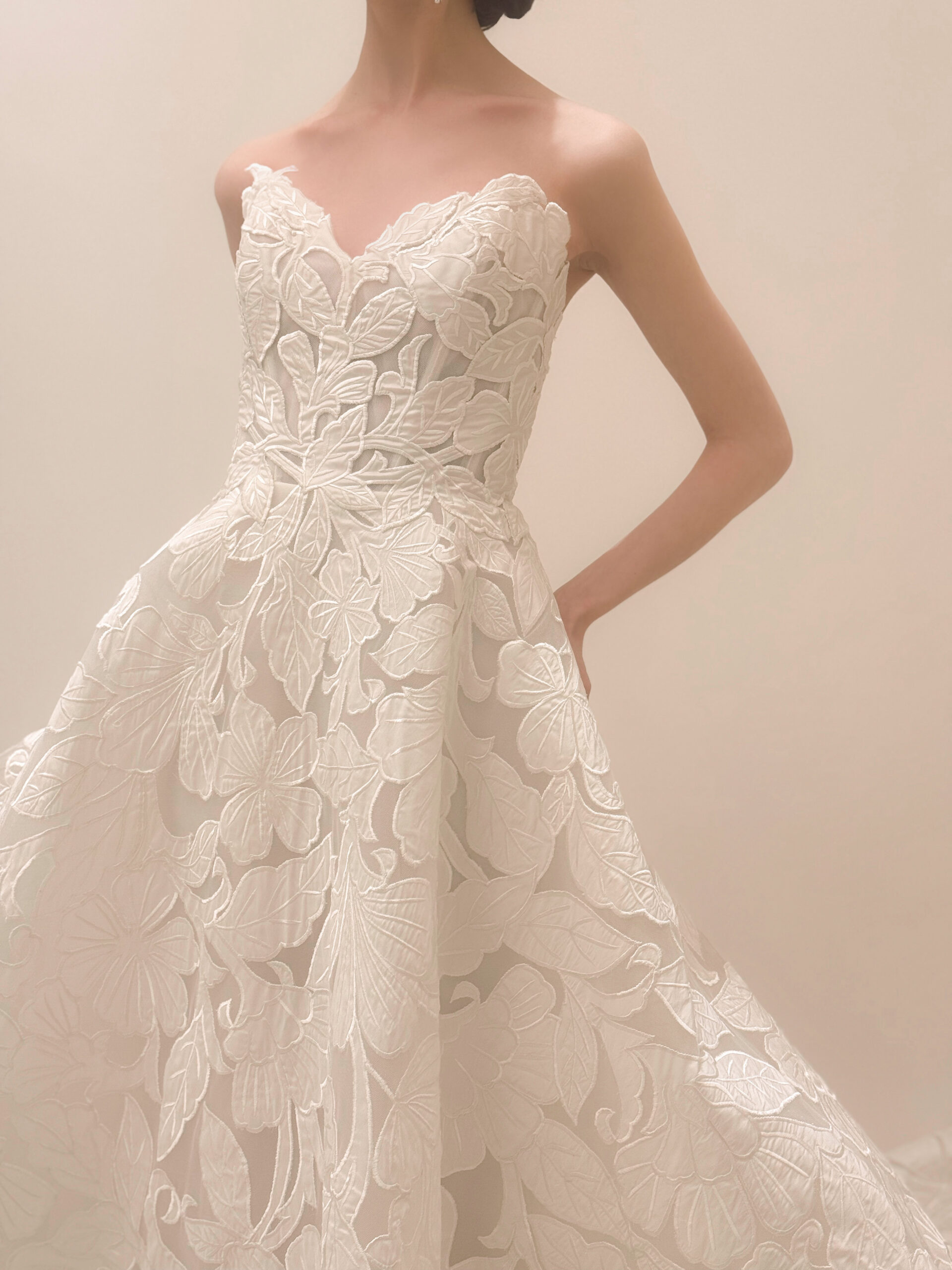 ザ トリート ドレッシング 神戸店が関西にて結婚式を挙げる花嫁におすすめしたい、エナウラの新作総レースのウェディングドレス