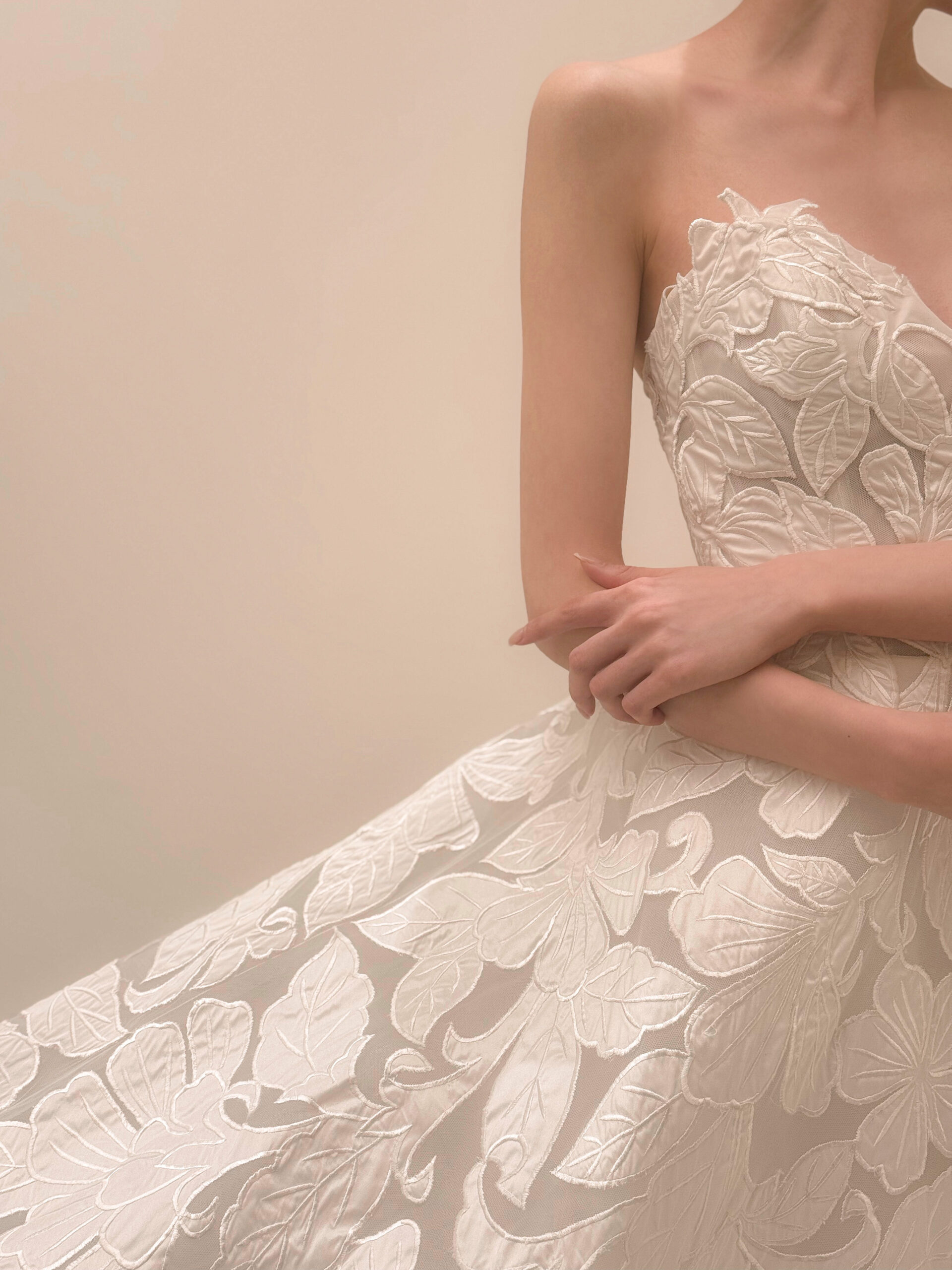 オリエンタルホテル神戸で結婚式を挙げる花嫁におすすめなレースとチュールのAラインの新作ウェディングドレスをTHE TREAT DRESSING 神戸店よりご紹介