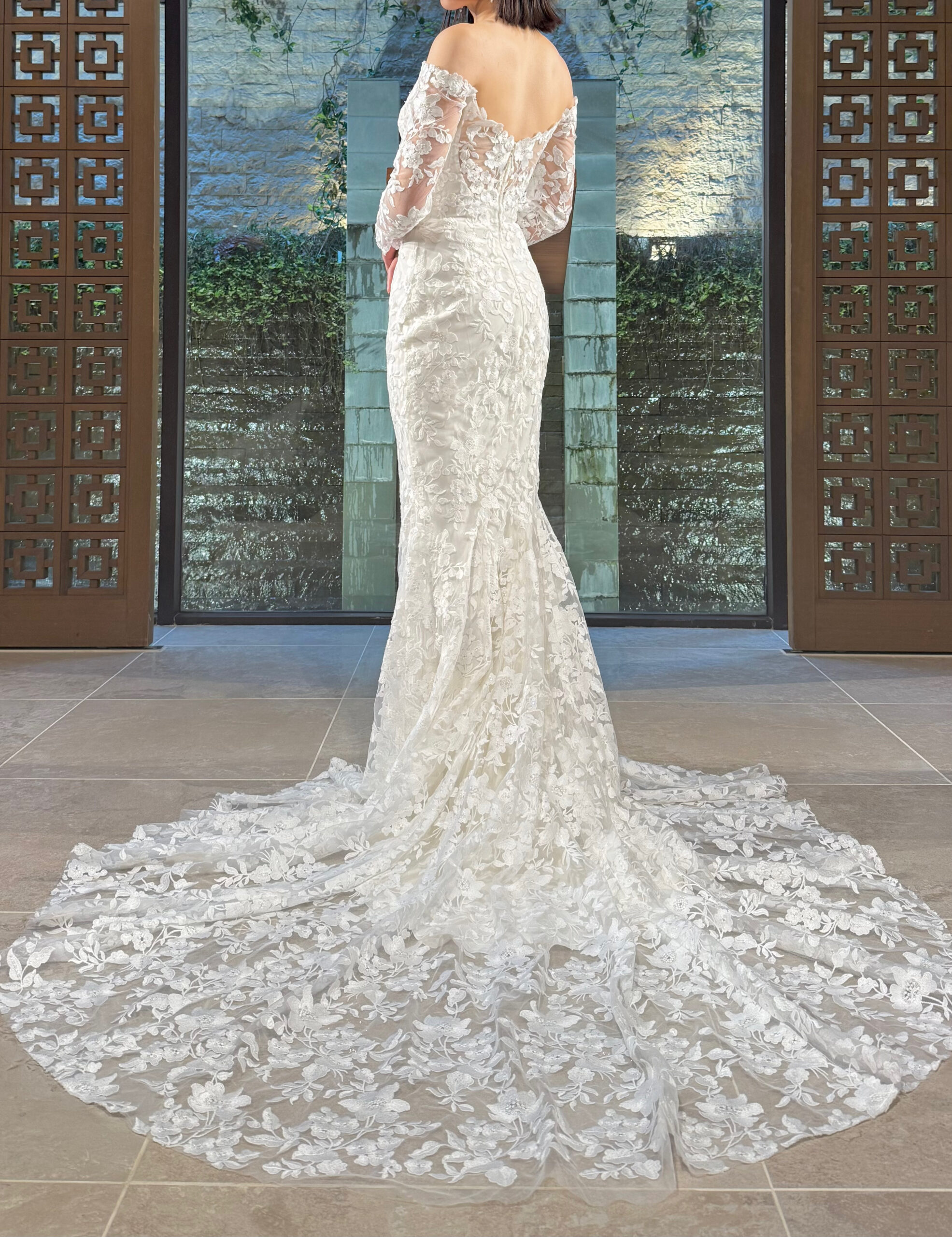 おとぎ話の中に入り込んだかのようなファンタジーな世界観を彷彿させる、フェミニンでロマンティックなエッセンスがたっぷり詰まった贅沢なモニークルイリエの新作マーメイドウェディングドレス。