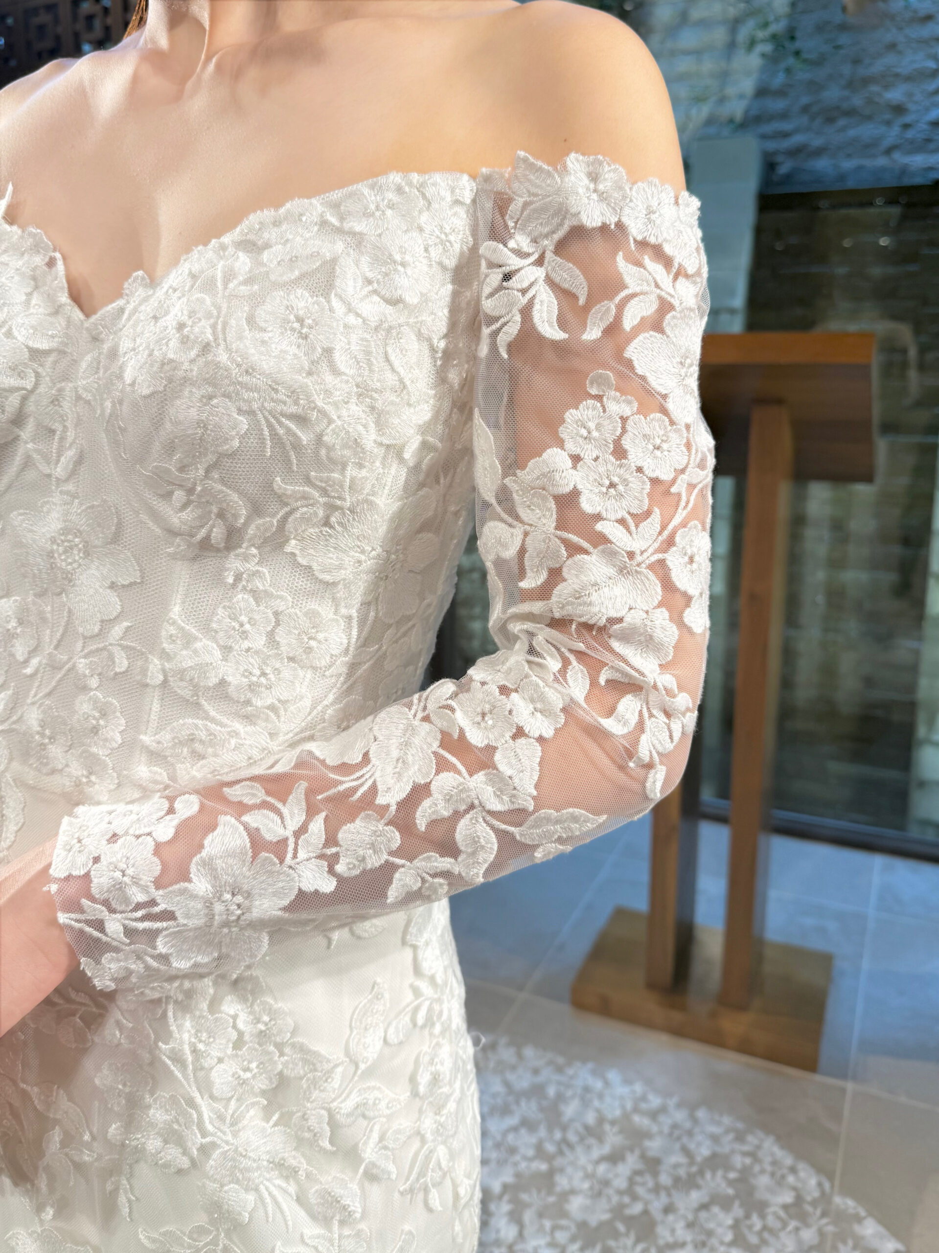 お袖には一枚のチュールの上に刺繍が施されており、花嫁が袖を通した瞬間にお肌の上に咲き誇る愛らしい花々に魅了されるマーメイドラインの新作ウェディングドレス。