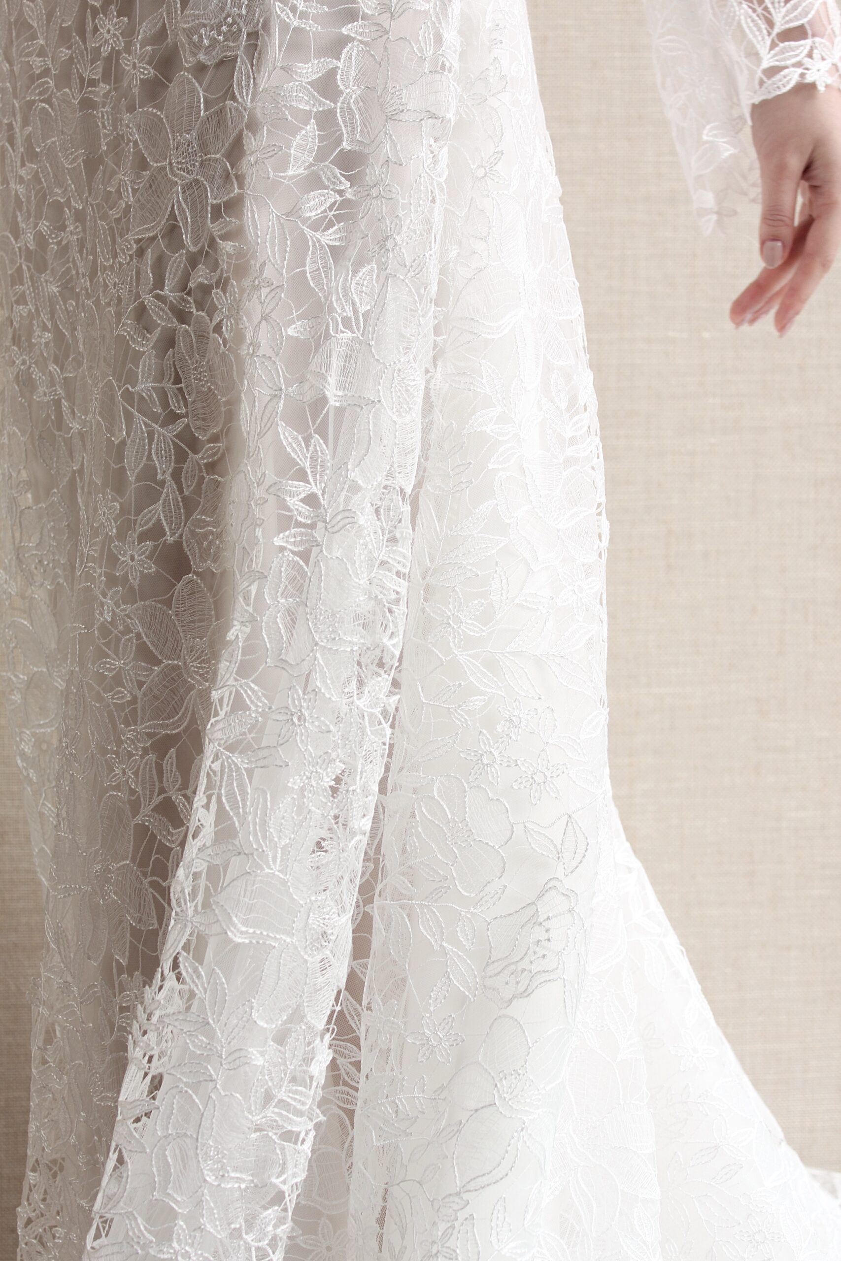 繊細なファブリックを惜しみなく贅沢に使用している総レースのウェディングドレスです