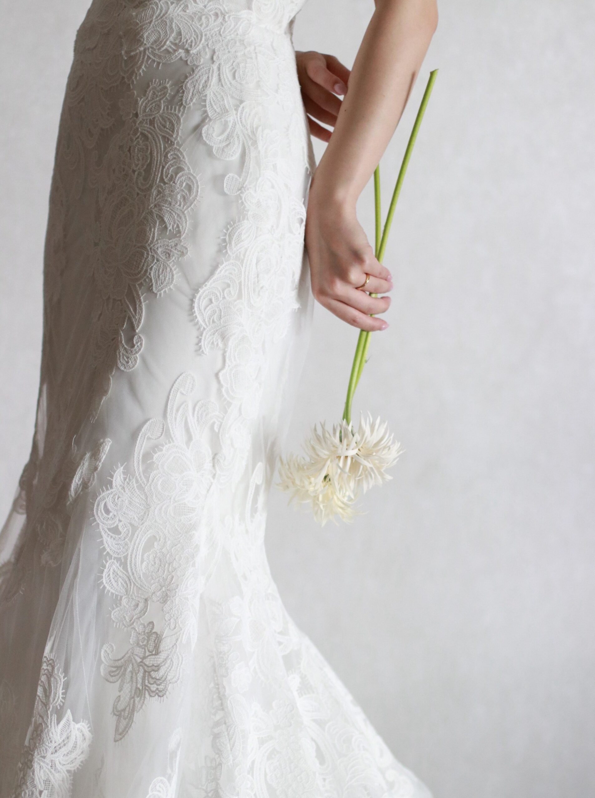 THETREATDRESSINGがお届けする曲線美が美しいマーメイドラインの新作ウェディングドレスはロマンティックなレースが目を惹く一着です