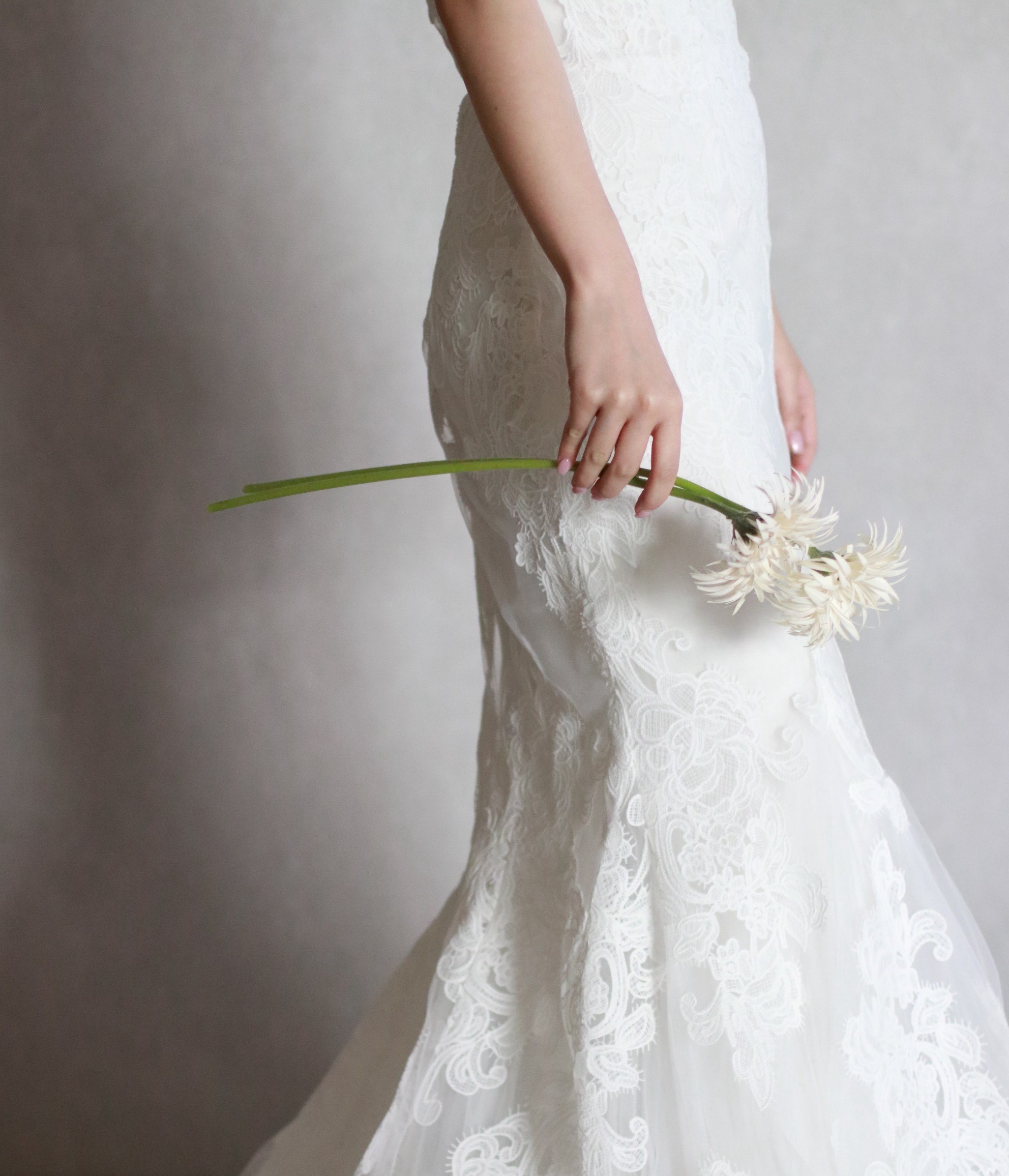 埼玉花嫁におすすめの曲線美が目を惹くモニークルイリエの新作ウェディングドレスは可憐でありながらロマンティックなレースが特徴的な一着