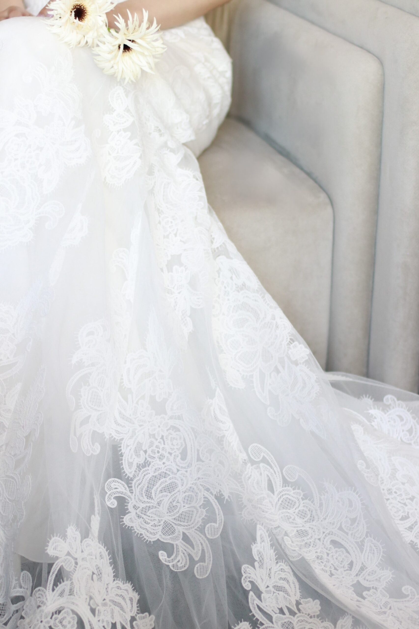 埼玉で人気の結婚式場ザマークグランドホテルの専属ドレスショップザトリートドレッシングからお勧めするエレガントなレースが魅力的なモニークルイリエの新作ウェディングドレス