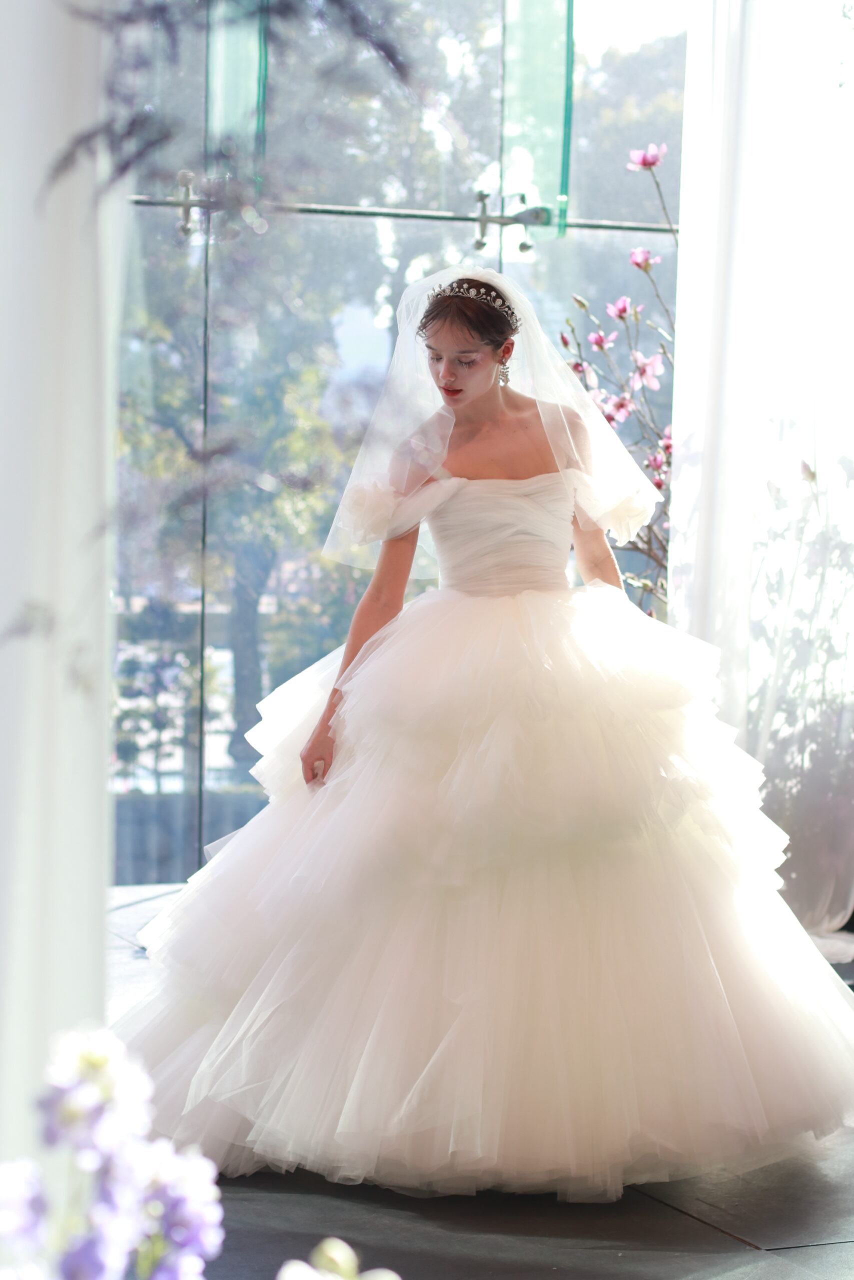 パレスホテル東京にて開催されたスペシャルドレスショーにてご紹介させていただきましたジャンバティスタヴァリの透明感溢れる柔らかなチュールたっぷりと使用したプリンセスラインのウェディングドレスをご紹介いたします。