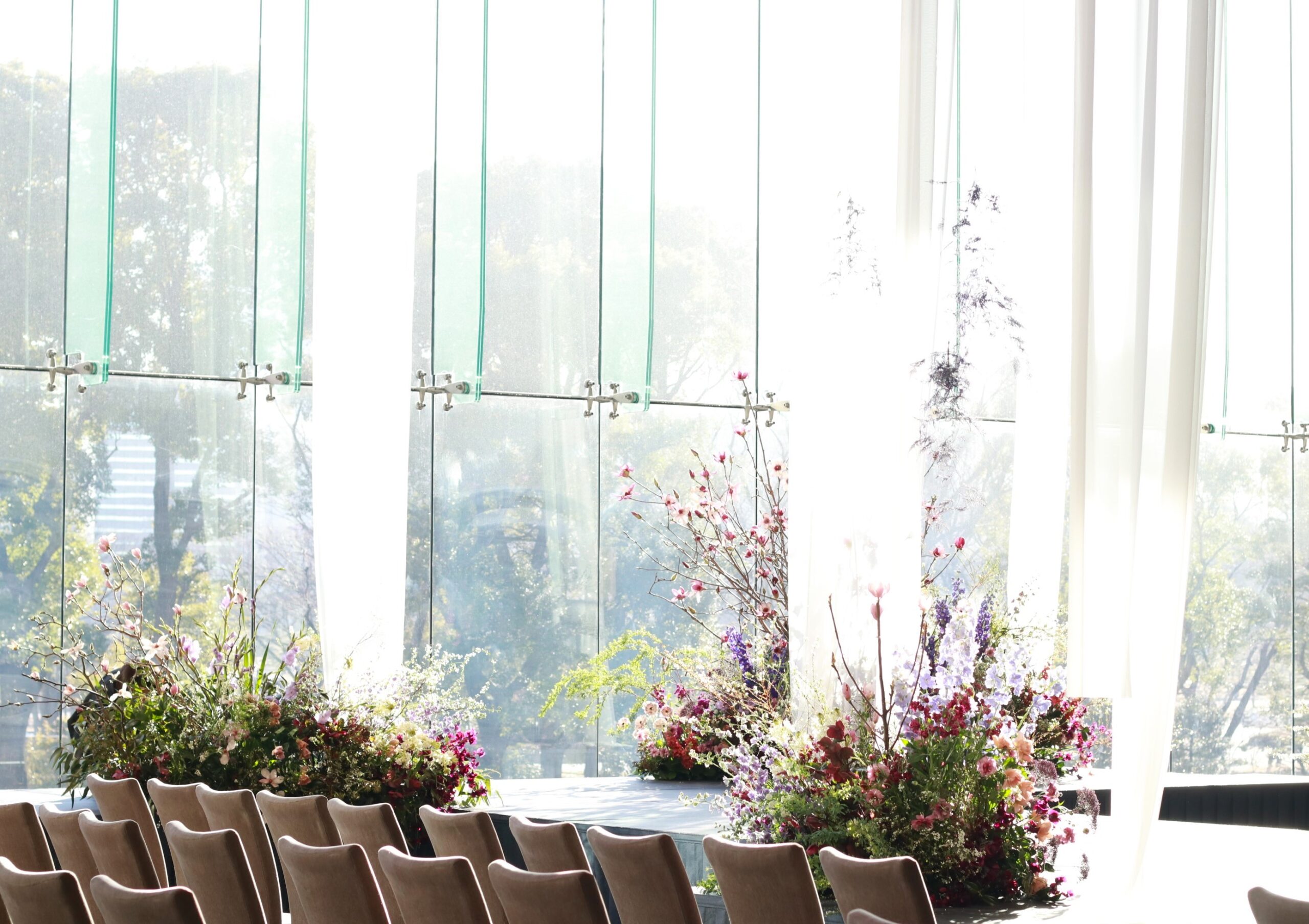 パレスホテル東京の葵西のお部屋で開催されましたスペシャルドレスショーにてザトリートドレッシングよりご紹介をさせていただきましたウェディングドレスとカラードレスをご紹介いたします。