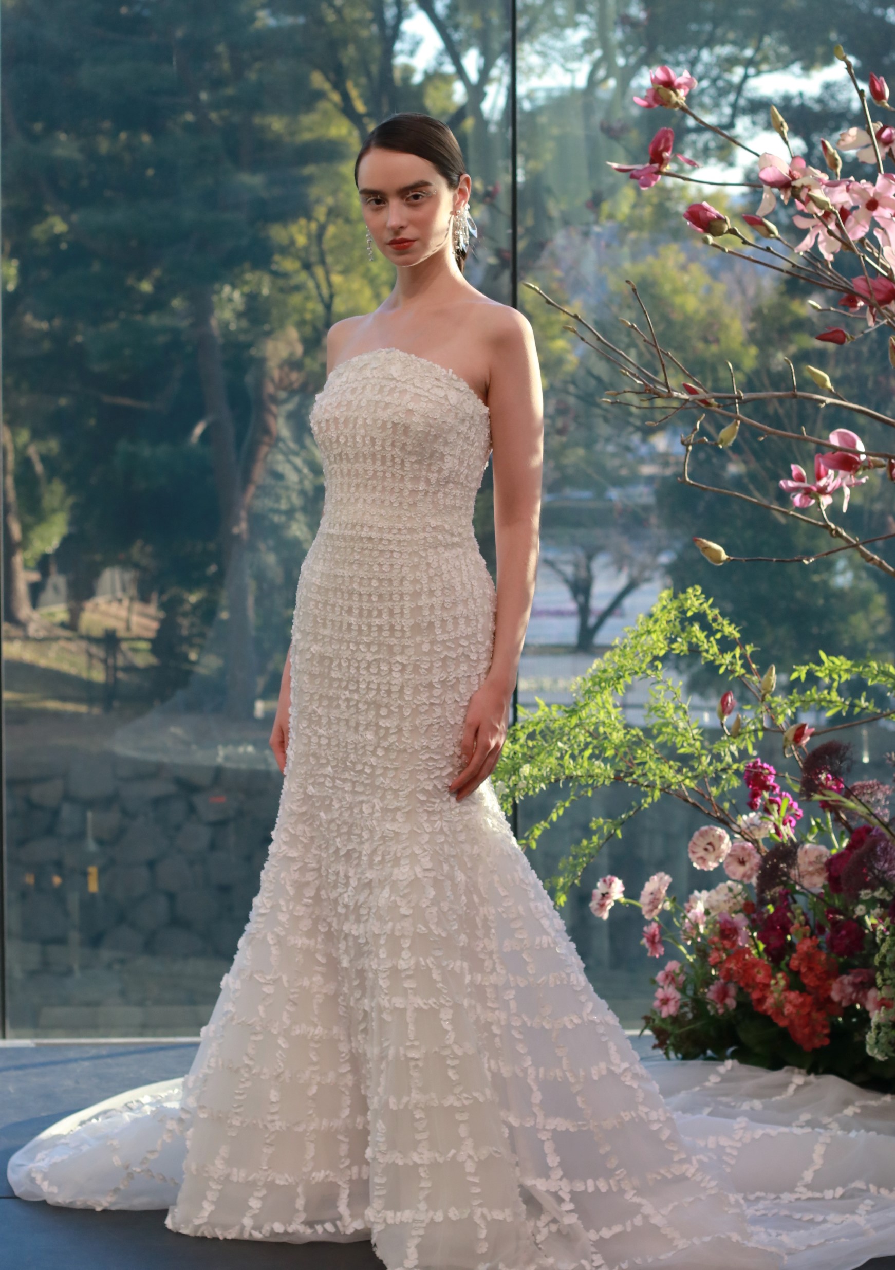 パレスホテル東京は皇居の緑を存分にのぞむことが叶い、解放感ある大きな窓からたっぷりと自然光のたっぷりと差し込む特別感溢れる結婚式会場です。パレスホテル東京の花嫁におすすめのオスカーデラレンタのマーメイドラインのウェディングドレスをご紹介いたします。