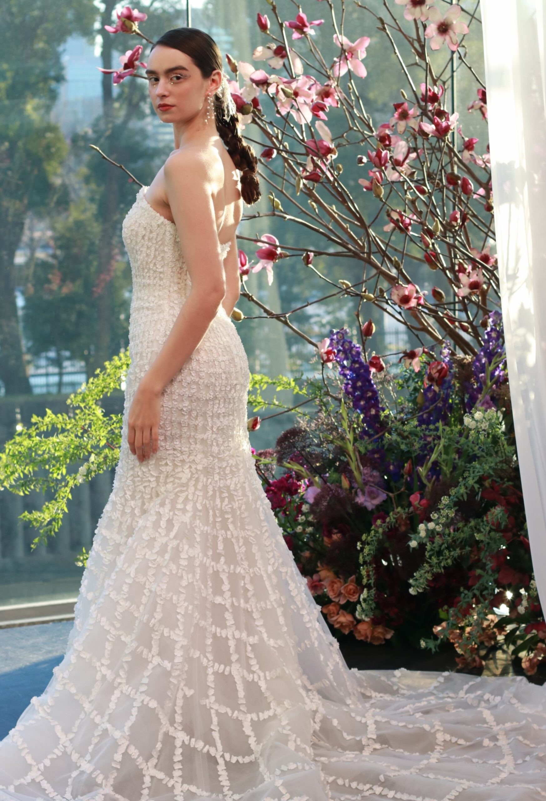 パレスホテル東京の花嫁におすすめの格子柄に細やかなディティ―ルが広がり、女性らしいシルエットを華やかに彩るオスカーデラレンタのマーメイドラインのウェディングドレスをご紹介いたします。