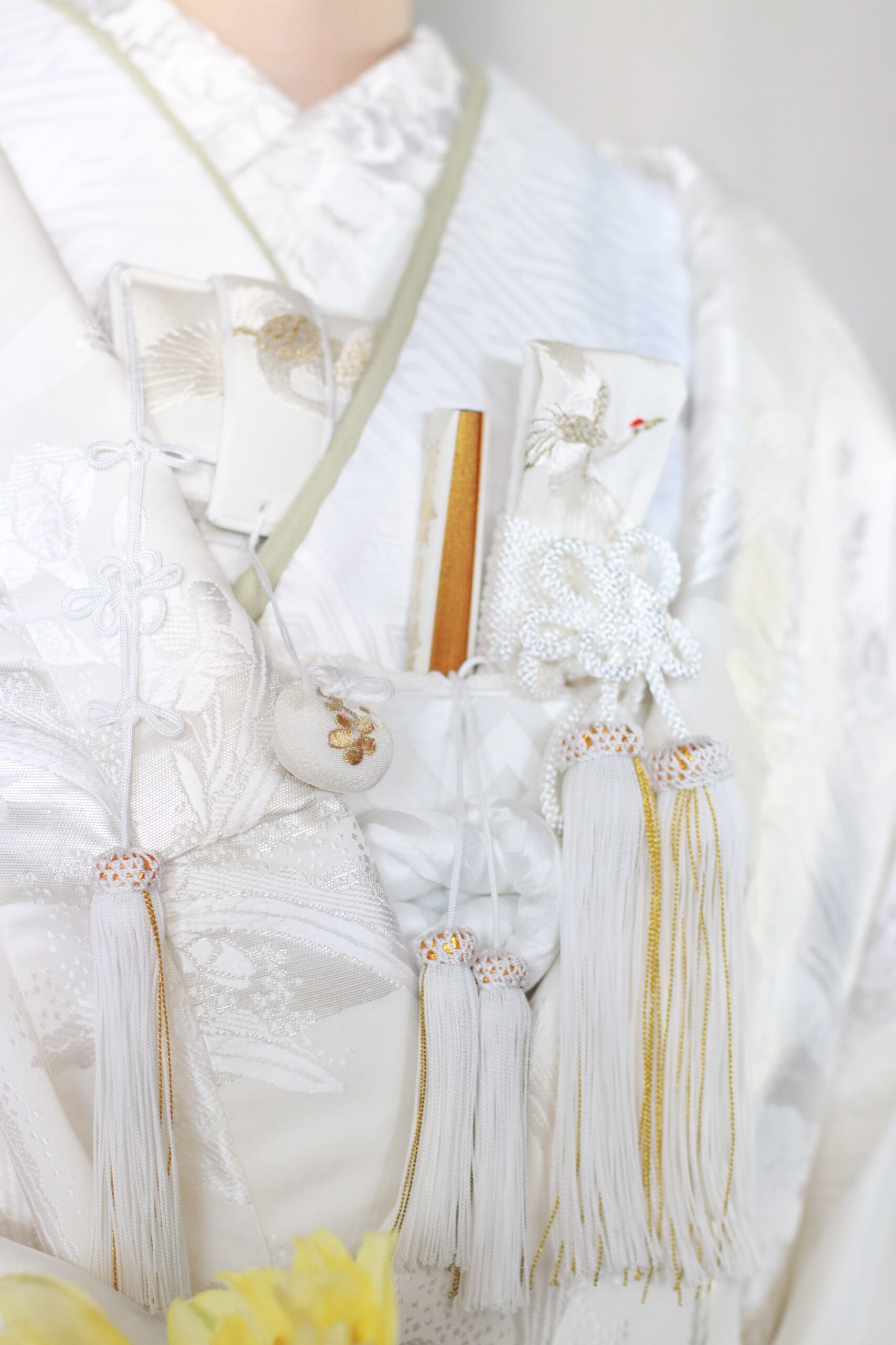 胸元には長寿の意味合いが込められている、鶴のお小物を合わせ婚礼の場にふさわしいコーディネートを。白無垢は選ぶお小物により印象を大きく変えるのであなただけのコーディネートを叶えることができます。