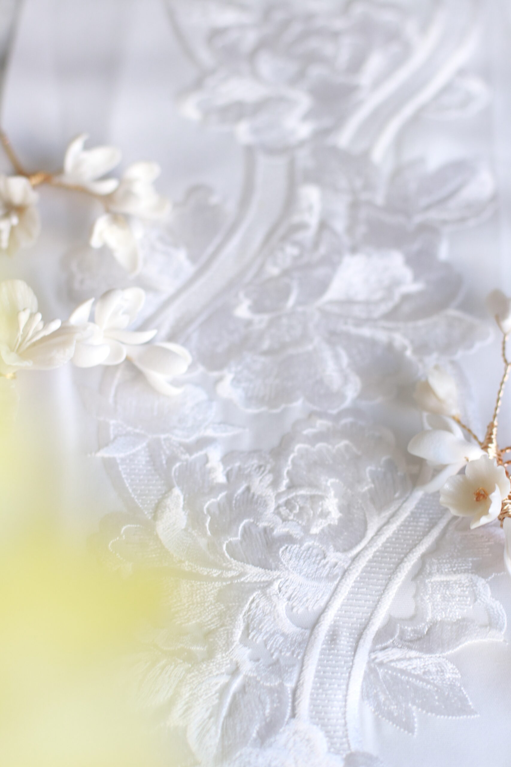 光沢の美しい白無垢には立体感のある半衿を合わせ、髪飾りには白い小花のボンネを合わせ愛らしいコーディネートはいかがでしょうか。