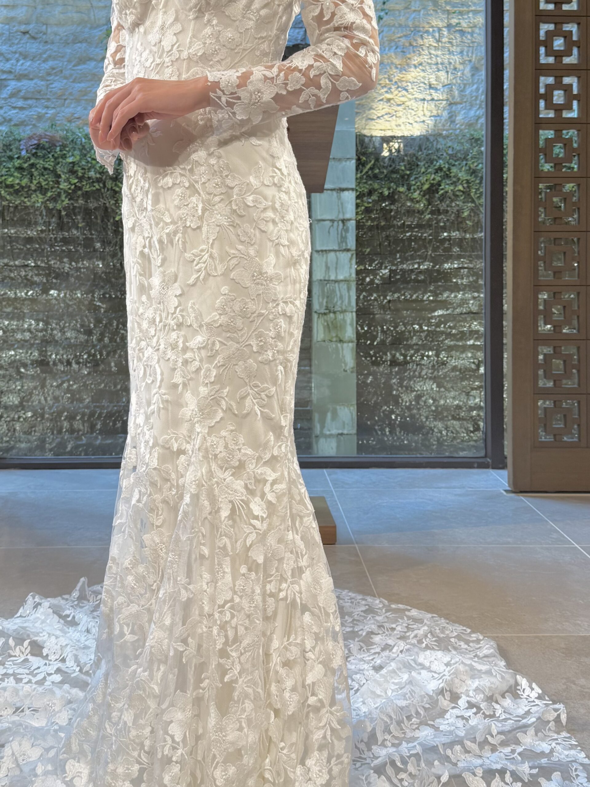 モニーク ルイリエの新作ウェディングドレスは一度は袖を通してみたいと多くの花嫁が虜になり憧れるここでしか出会っていただけない他にはスペシャルかつ特別なドレスです。