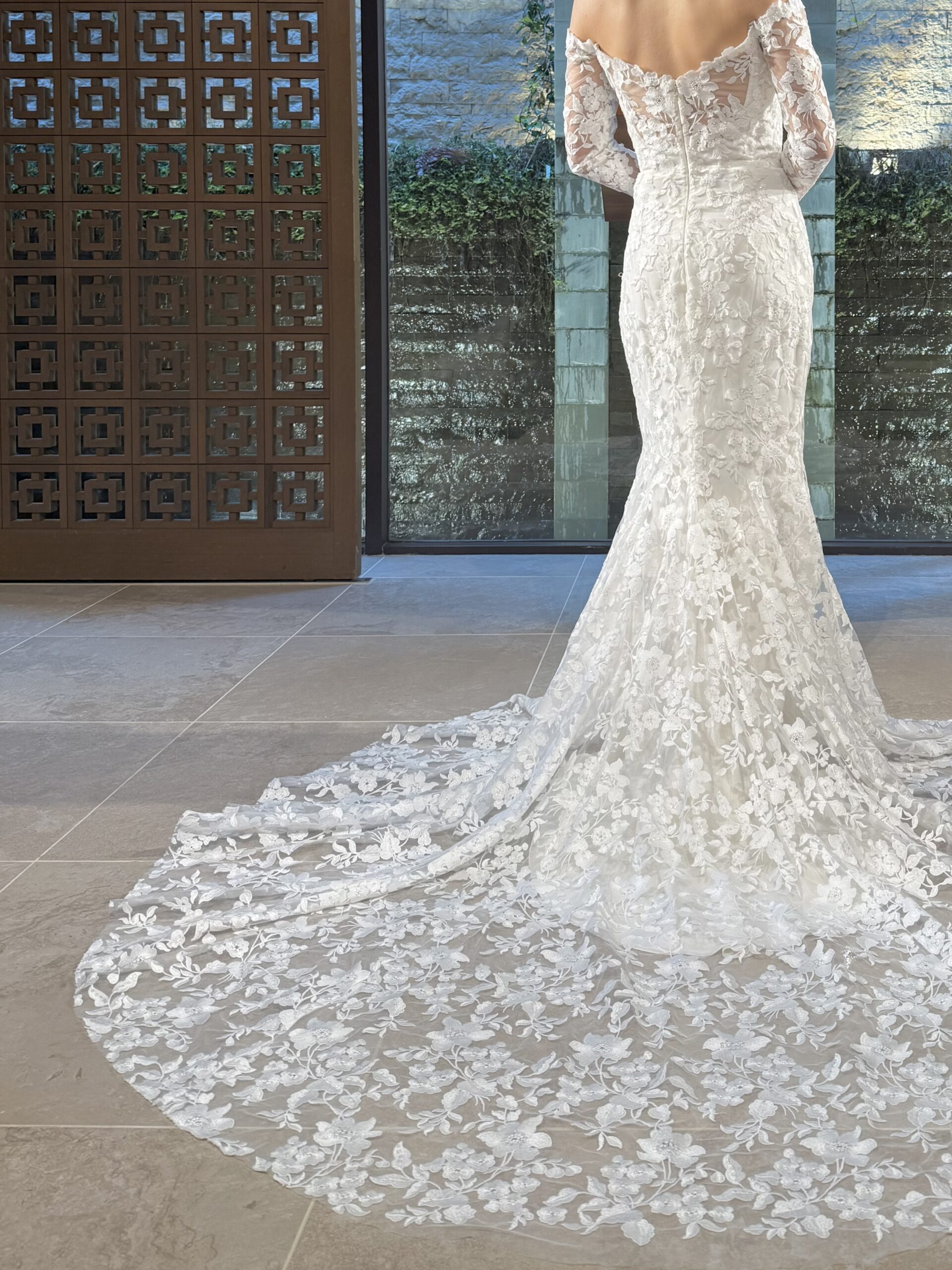 女性の曲線美をより魅力的に魅せるマーメイドラインのシルエットに、贅沢にあしらわれたエンブロイダリーレースが花嫁の真に眠るあどけない雰囲気や柔らかさを演出してくれるマーメイドラインの新作ウェディングドレス。