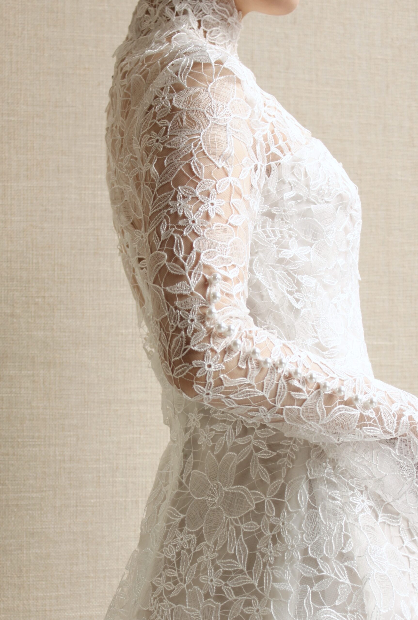 インド刺繍が目を惹くリームアクラのウェディングドレスです