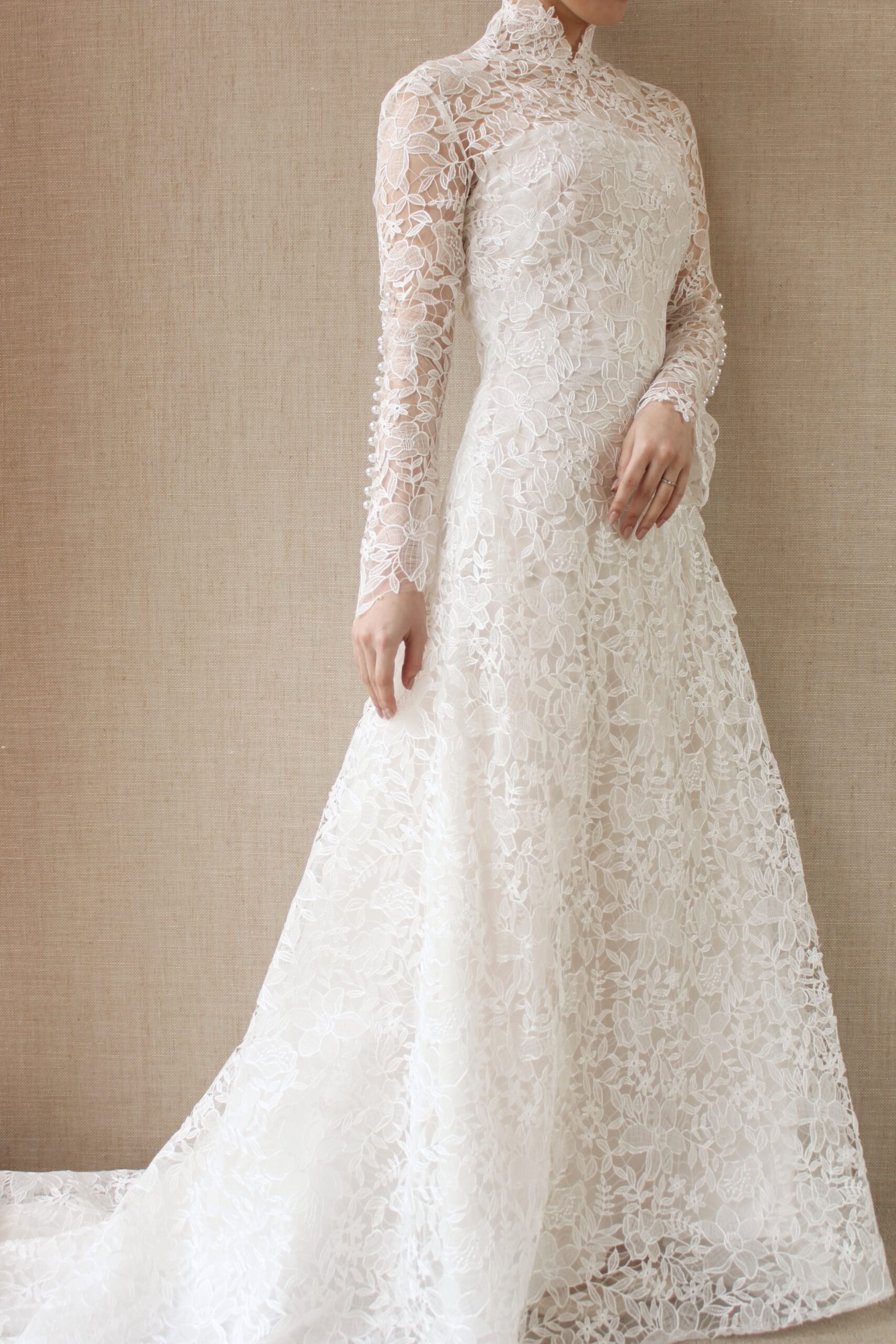 インド刺繍の総レースが目を惹くリームアクラのウェディングドレスです