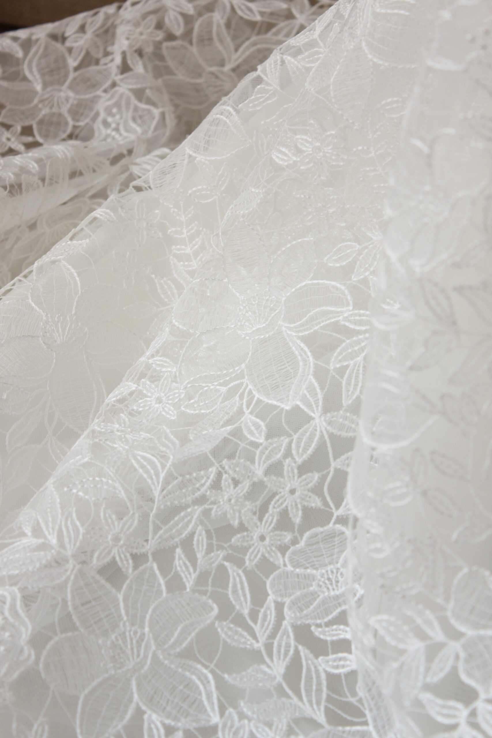 インド刺繍が美しいリームアクラのウェディングドレスです