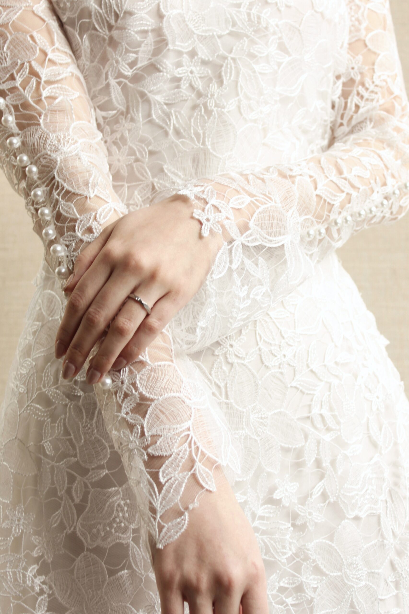 袖元にはワンポイントパールが施されたモダンなAラインドレスです