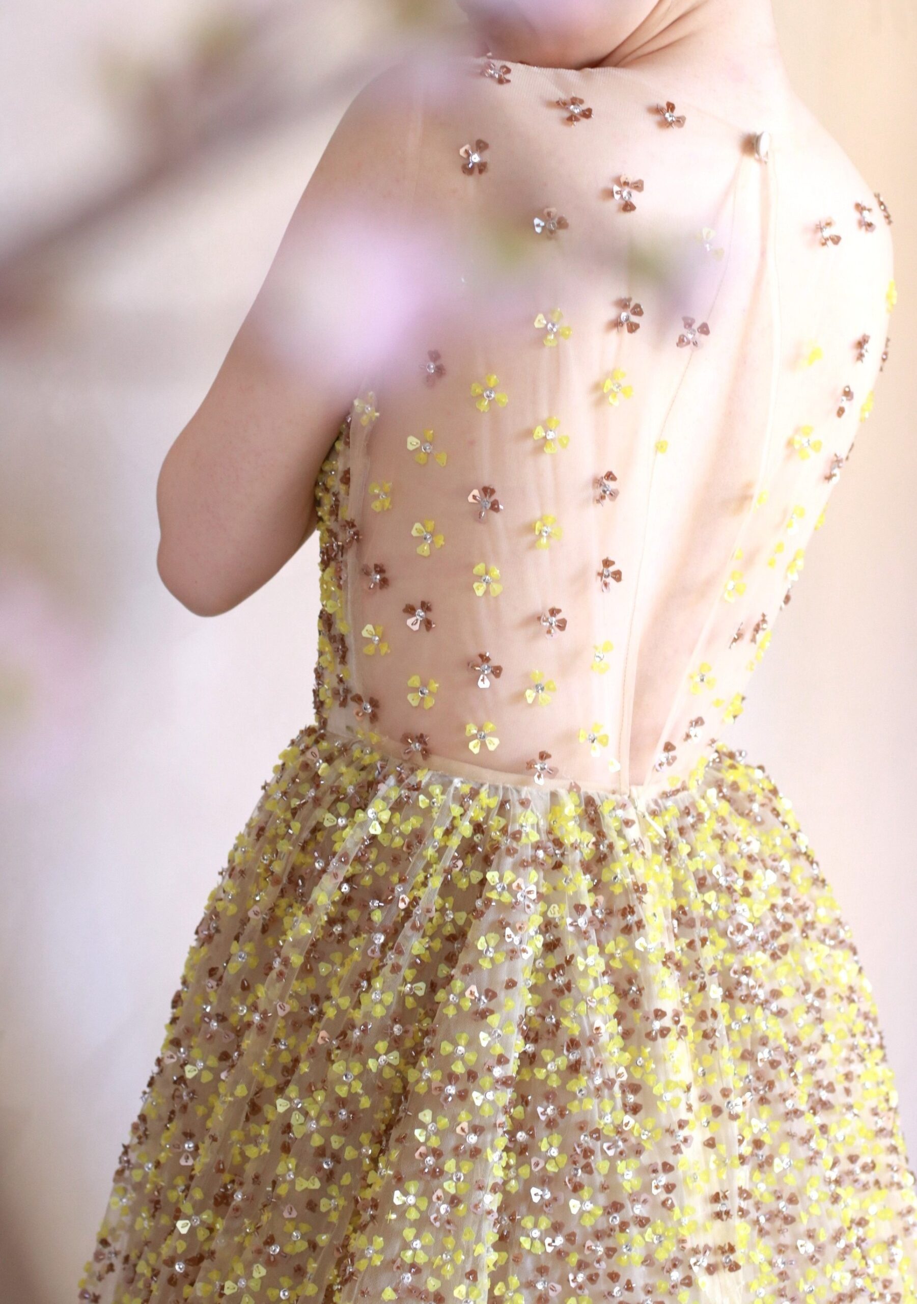 目を惹くスタイルとそれに掛け合わせるカラーが生み出すロマンティックで神秘的な世界観を表現しています。 ブラックとイエローという全く異なる二着のカラードレスが魅せる、ディティールの美しさとセンスフルなブライズスタイルをお楽しみください。