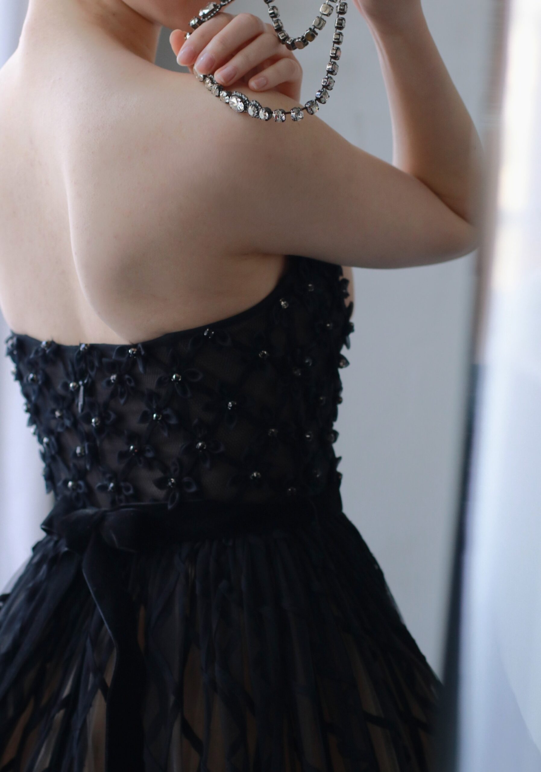 マットな質感で彩度を控えたスモーキーな赤のリップ。 ブラックとシルバーの組み合わせはモダンで都会的なイメージを与えてくれるため、ブラックドレスの洗練された上品な雰囲気が漂います。