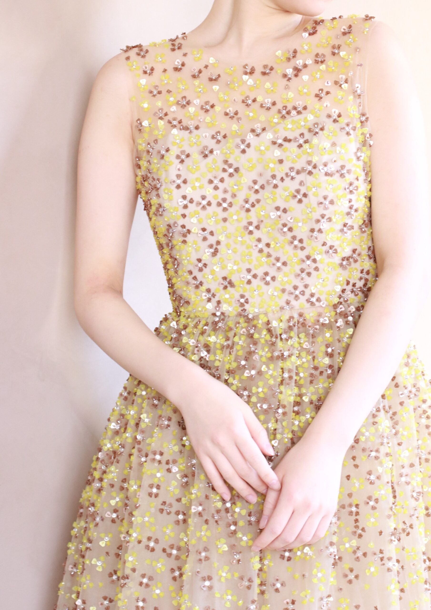 柔らかなベージュとホワイトのチュールを重ねることで生まれる絶妙なイエローのカラーは、 身に纏う花嫁に幸福感を与え、あたたかなオーラで包み込みます。