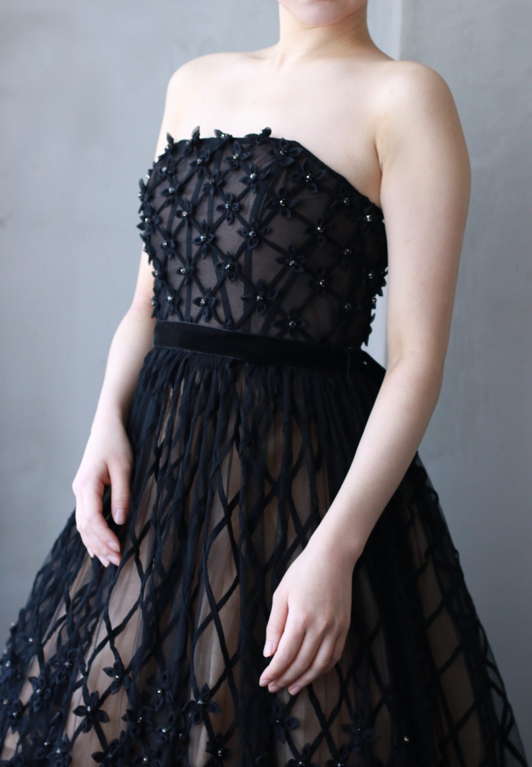 ブラックだけど決してモードすぎない、 マルコアンドマリアの柔らかく上質なファブリックが紡ぐブラックのカラードレスはエレガントな印象を与えてくれます。