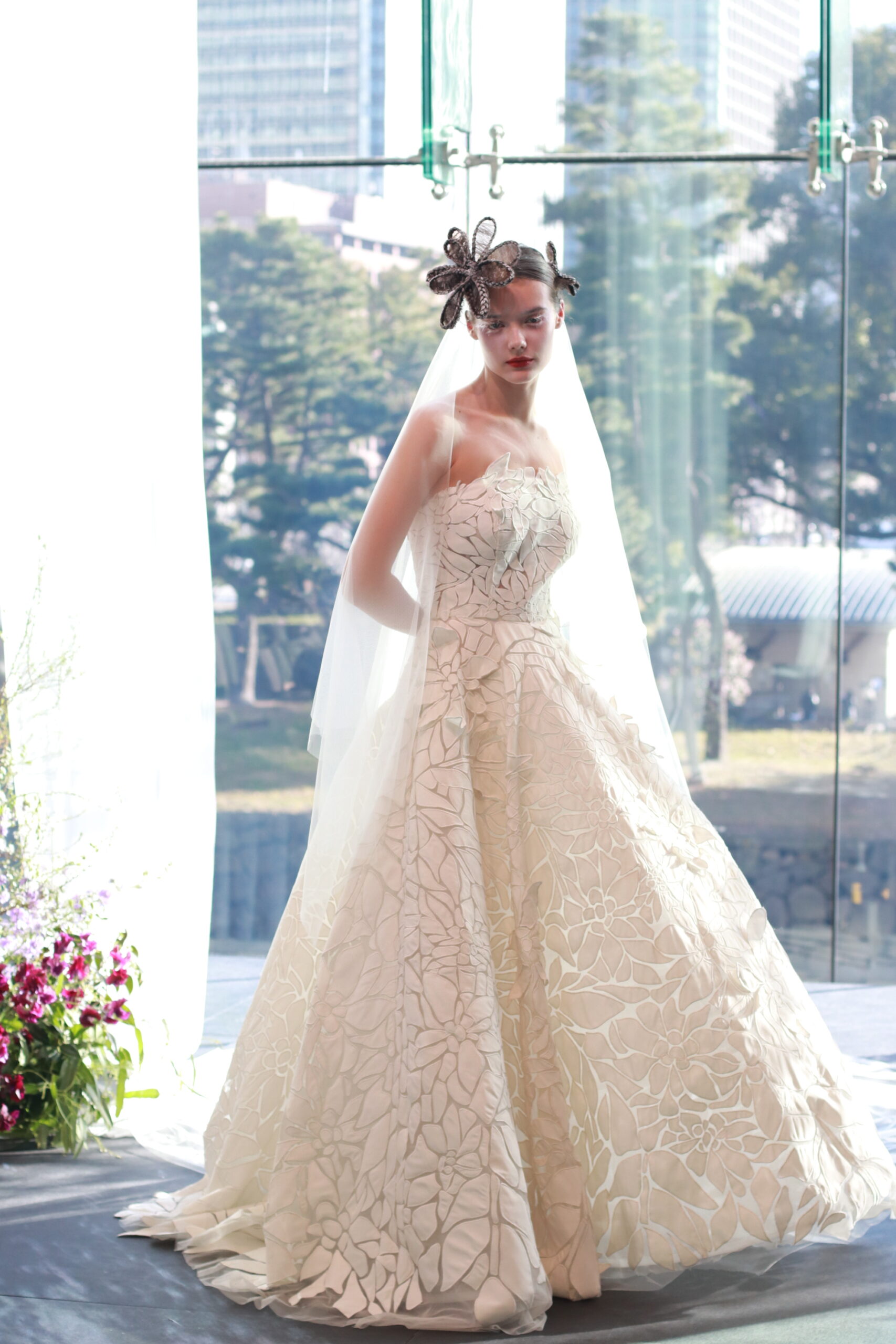 パレスホテル東京で結婚式を控える花嫁におすすめしたいオスカーデラレンタのカットレースが美しいウェディングドレスは、上品かつ自身に溢れる女性像を叶える特別なウェディングドレスです。