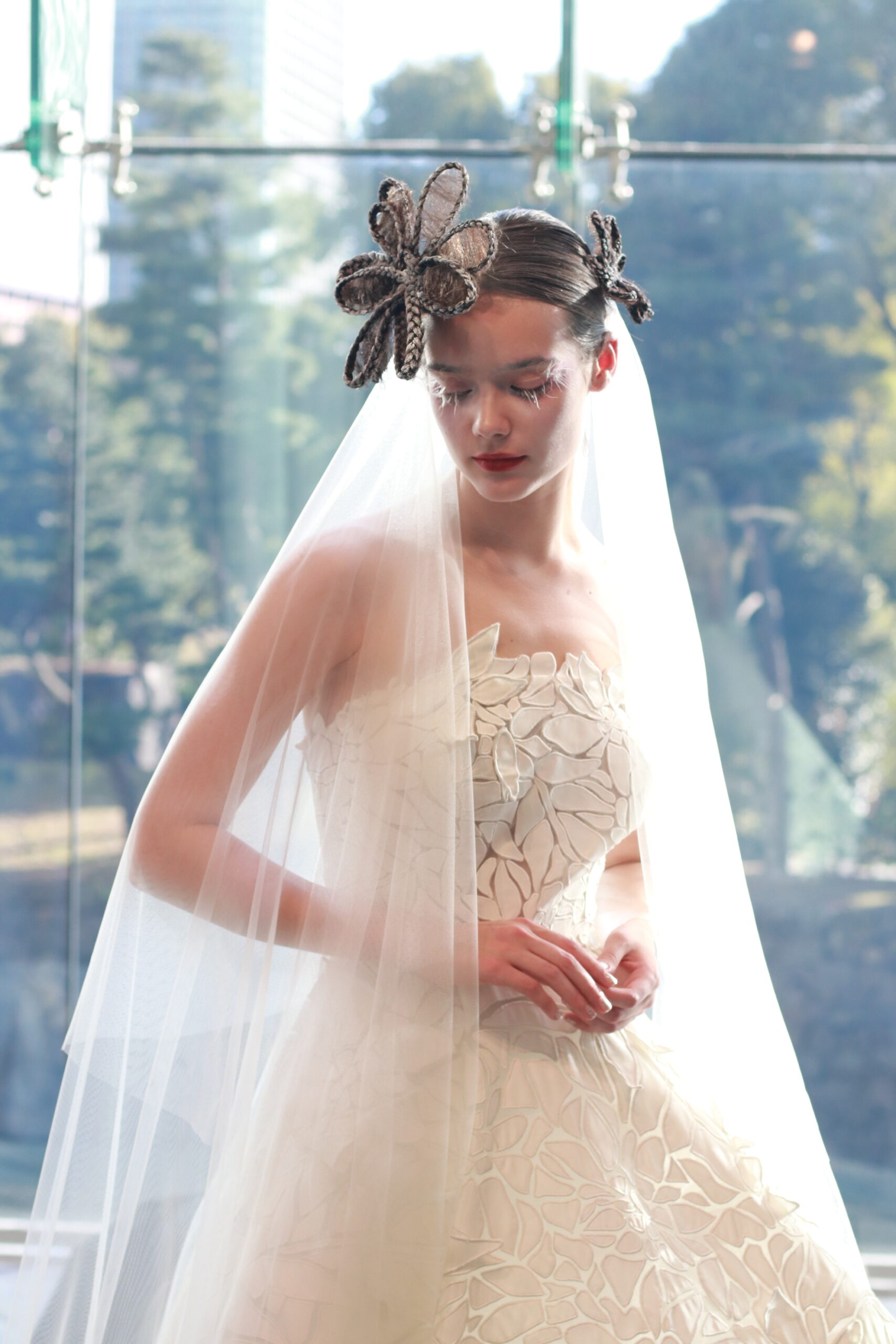 パレスホテル東京で結婚式を控える花嫁におすすめしたいオスカーデラレンタのカットレースが美しいウェディングドレスは、上品かつ自身に溢れる女性像を叶える特別なウェディングドレスです。