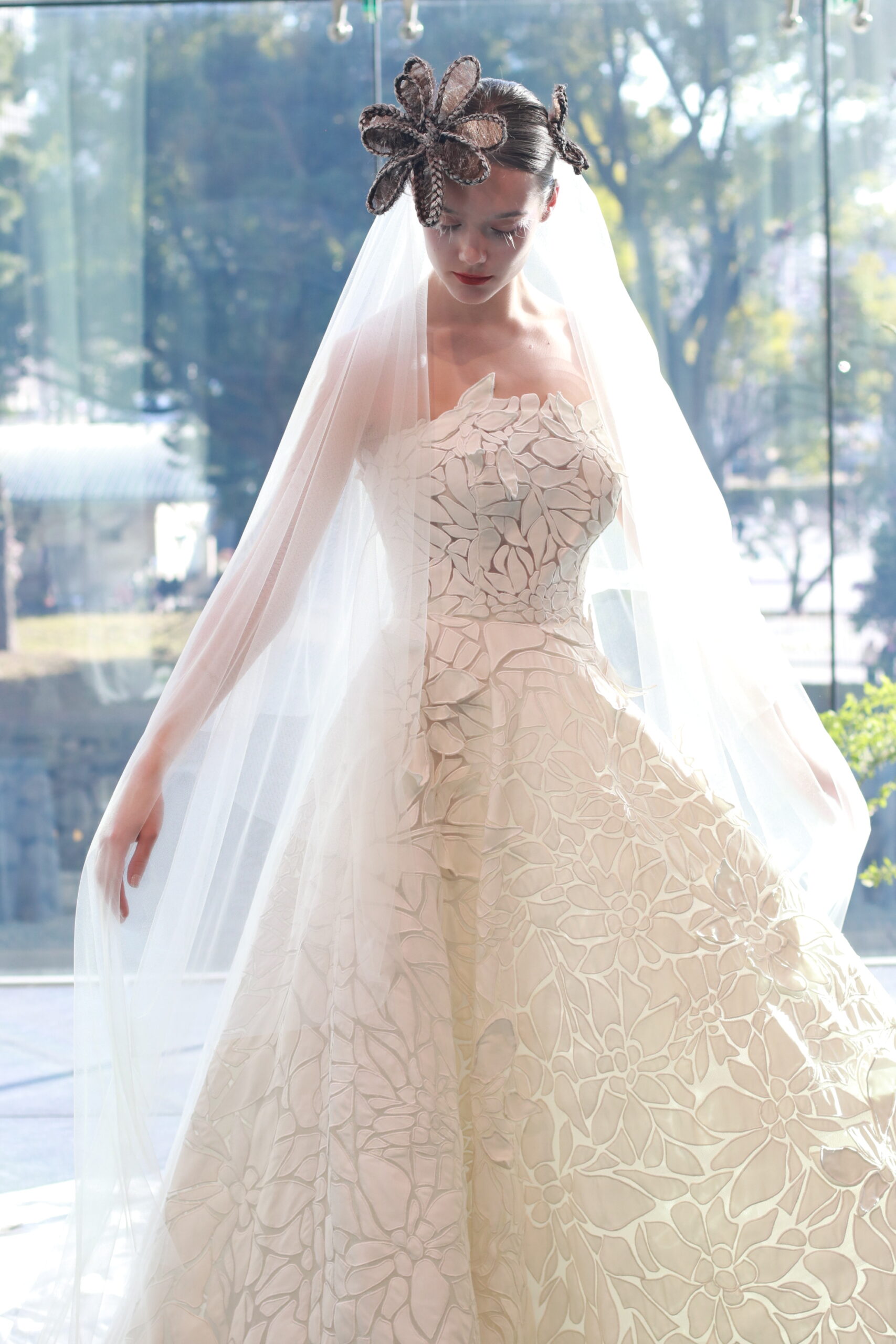 パレスホテル東京で結婚式を控える花嫁におすすめしたいオスカーデラレンタのカットレースが美しいウェディングドレスは、上品かつ自身に溢れる女性像を叶える特別なウェディングドレスです。