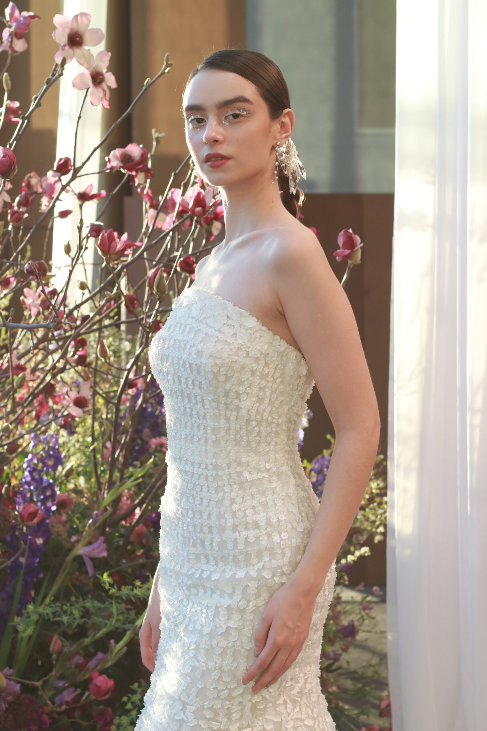 パレスホテル東京は皇居の緑を存分にのぞむことが叶い、解放感ある大きな窓からたっぷりと自然光のたっぷりと差し込む特別感溢れる結婚式会場です。パレスホテル東京の花嫁におすすめのオスカーデラレンタのマーメイドラインのウェディングドレスをご紹介いたします。