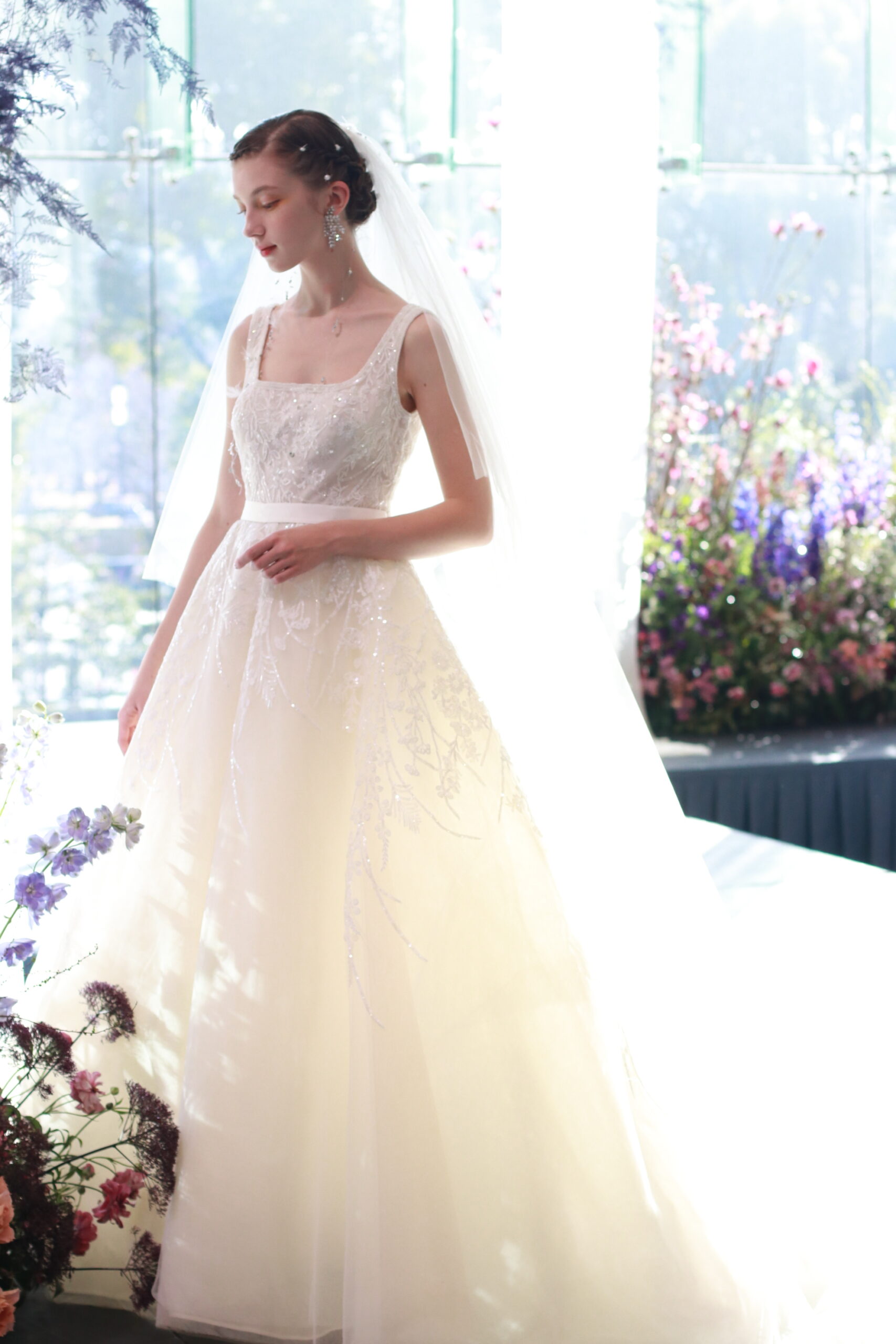 パレスホテル東京の花嫁に大人気のオートクチュールブランド、エリーサーブブライダルより、パレスホテル東京の花嫁に今お届けしたい新作のウェディングドレス。王道さの中にインポートドレスならではの上質さとエレガントさを変え備える最高級の一着です。