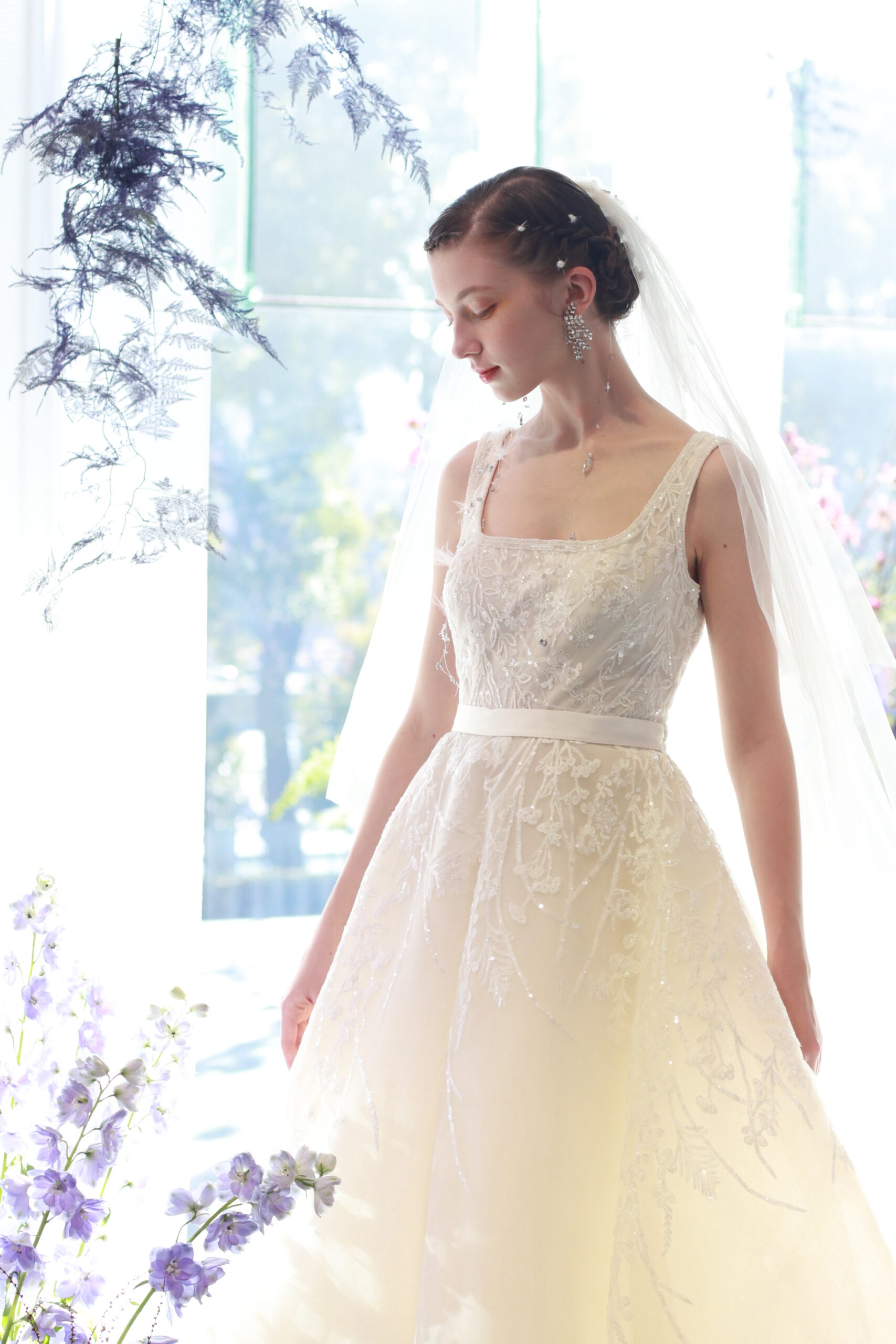 パレスホテル東京の花嫁に大人気のオートクチュールブランド、エリーサーブブライダルより、パレスホテル東京の花嫁に今お届けしたい新作のウェディングドレス。パレスホテル東京の解放感ある窓から差し込む柔らかな光を纏う花嫁姿はゲストの目を惹きます。