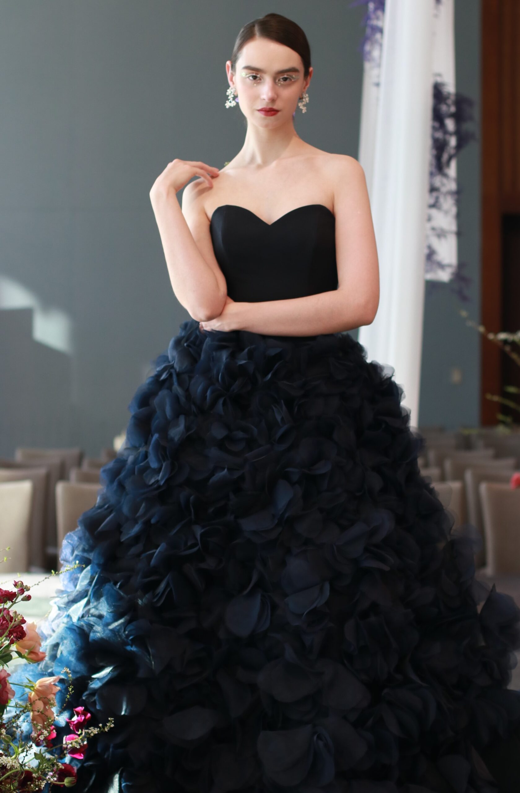 パレスホテル東京のスペシャルドレスショーにてお披露目させていただいたザトリートドレッシングオリジナルのネイビーのカラードレス。パレスホテル東京の花嫁に先行でご紹介をさせていただいている特別なカラードレスです。