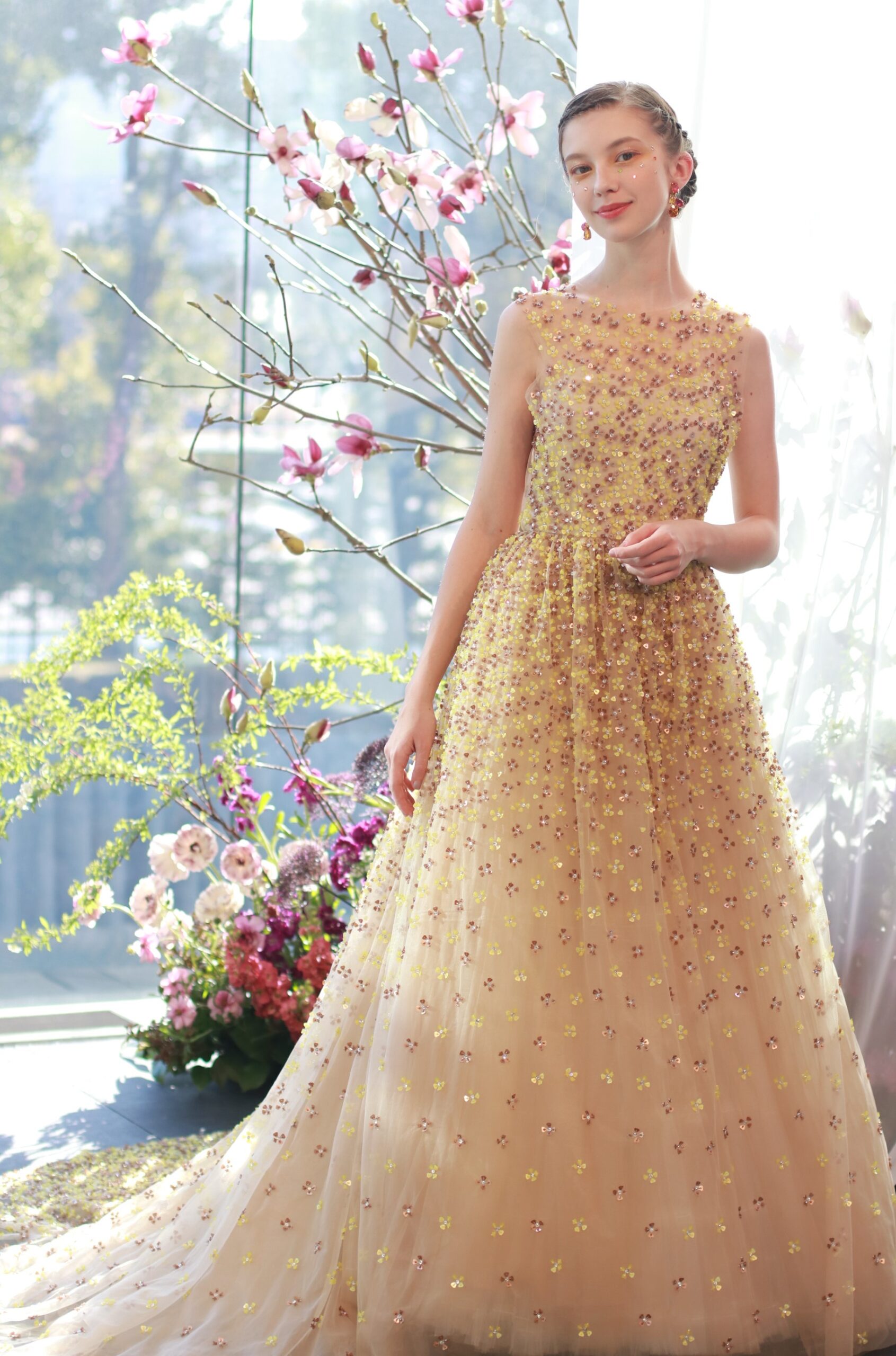 パレスホテル東京のスペシャルドレスショーにてお披露目させていただいたスペイン発のマルコアンドマリアの新作カラードレス。イエローのカラーに繊細かつ遊び心溢れるビーディングが花嫁の愛らしさを引き立てる一着です。