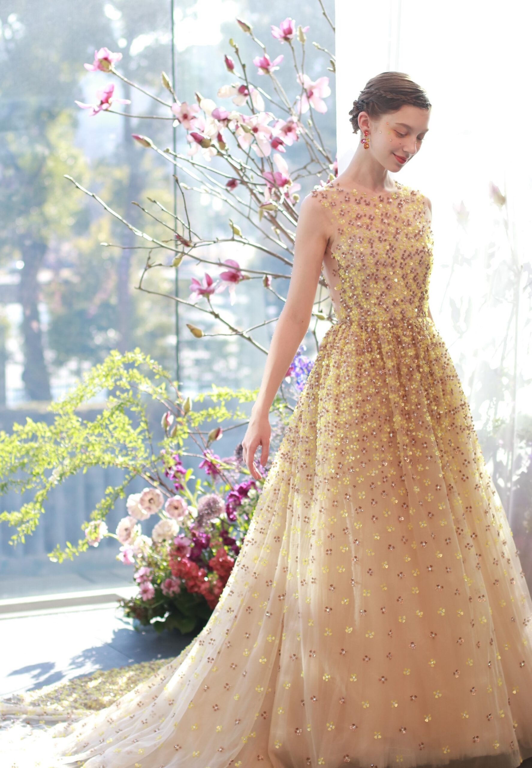 パレスホテル東京のスペシャルドレスショーにてお披露目させていただいたスペイン発のマルコアンドマリアの新作カラードレス。イエローのカラーに繊細かつ遊び心溢れるビーディングが花嫁の愛らしさを引き立てる一着です。