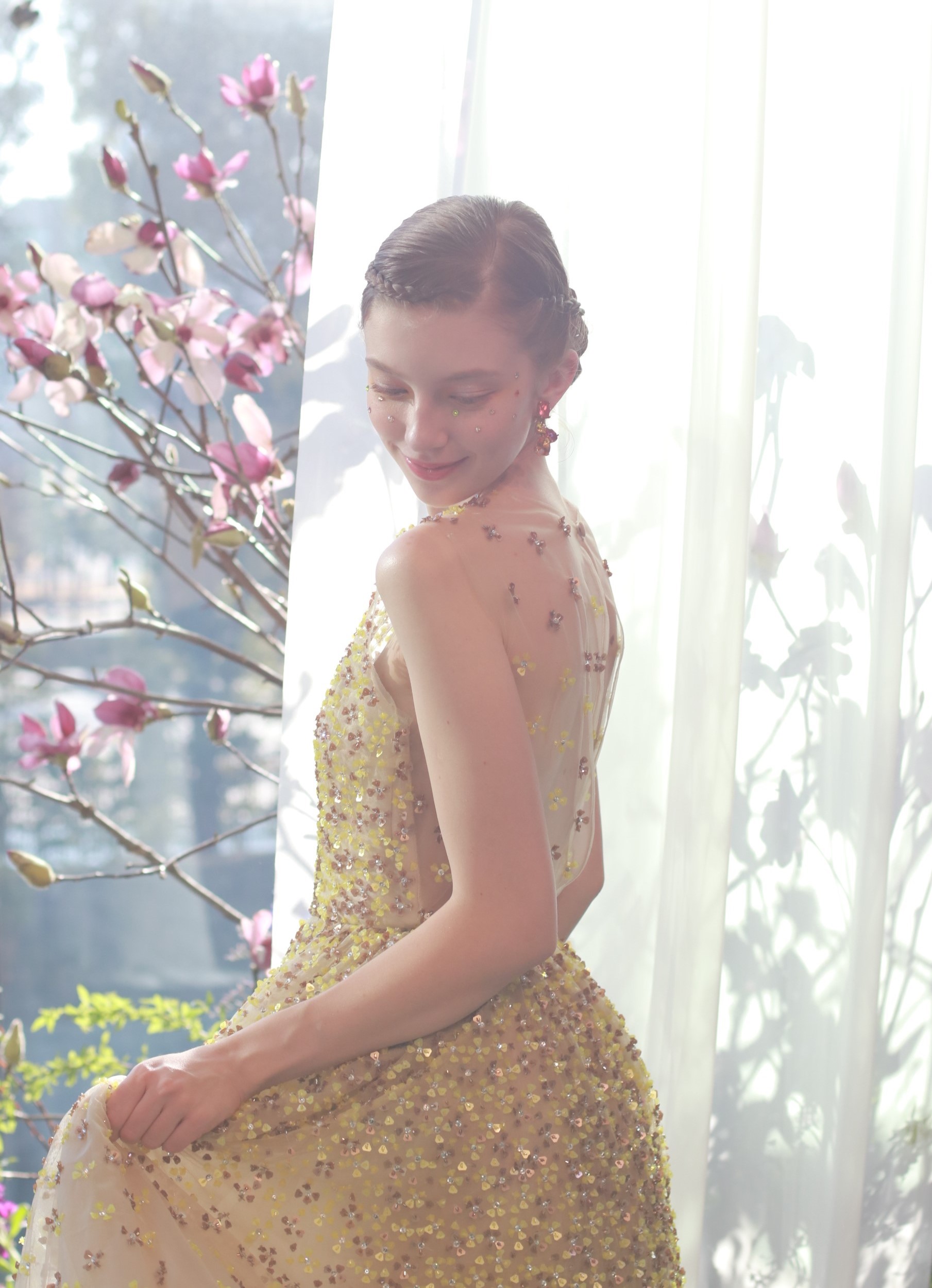 パレスホテル東京のスペシャルドレスショーにてお披露目させていただいたスペイン発のマルコアンドマリアの新作カラードレス。イエローのカラーに繊細かつ遊び心溢れるビーディングが花嫁の愛らしさを引き立てる一着です。