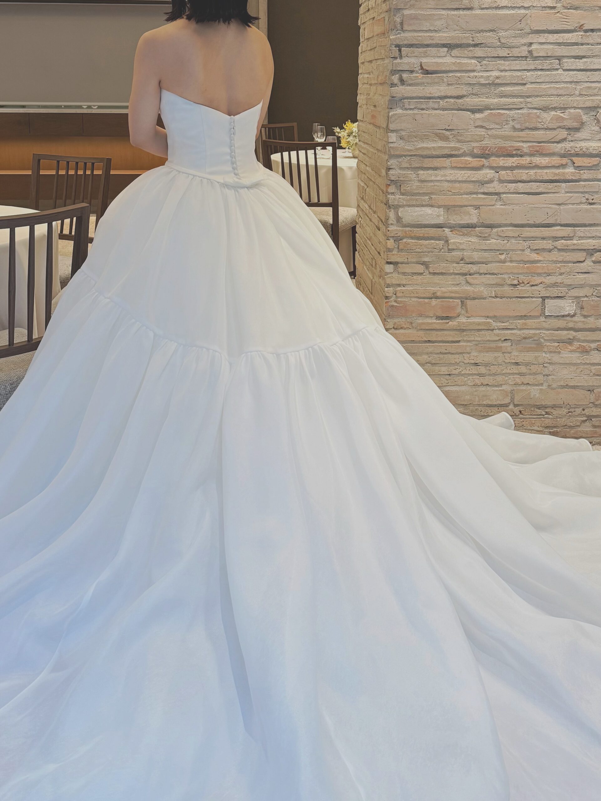 シンプルでありながらもコンセプチュアルな遊び心あふれる世界観のブランドアムサーラの新作ウェディングドレス。