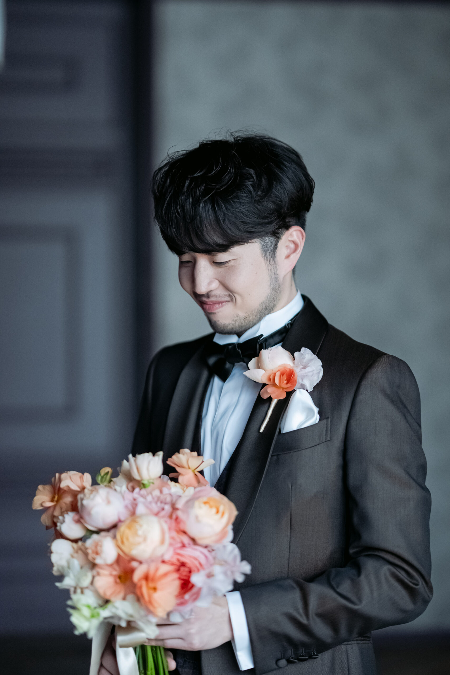 トリートジェントルマンで取り扱う、カルーゾのタキシードを着用する新郎